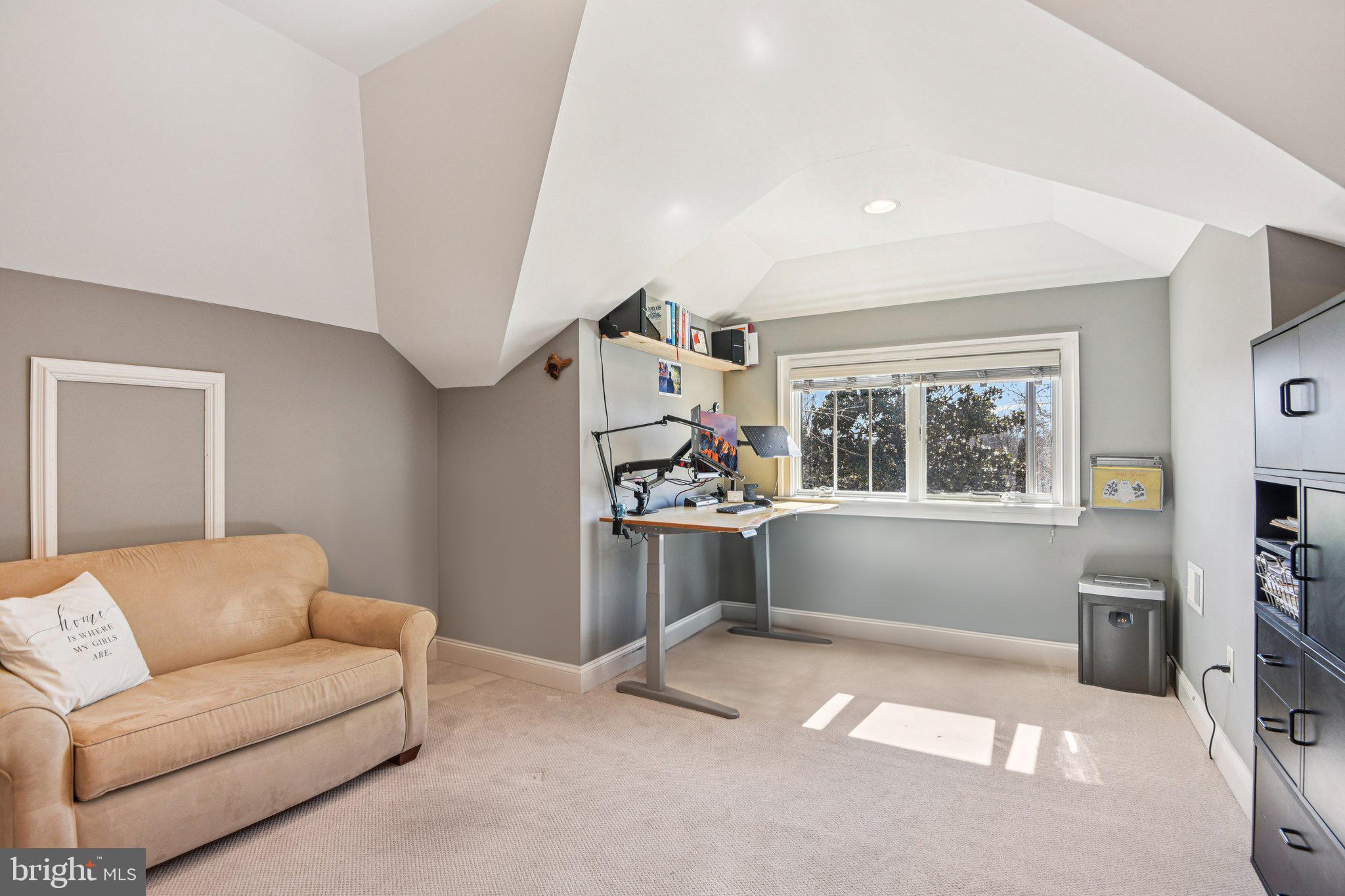 CRESCENT HILLS - Residential