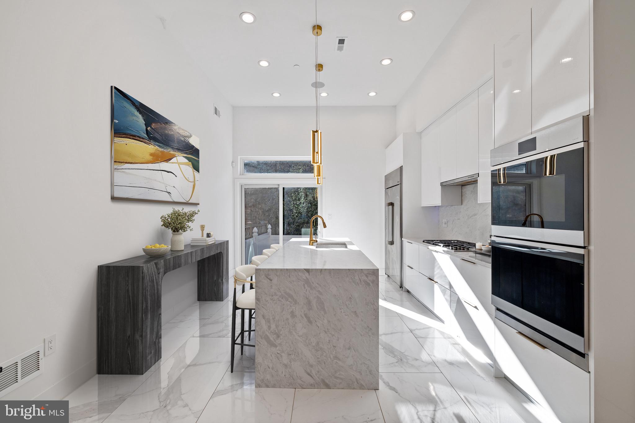 LOGAN SQUARE - Residential