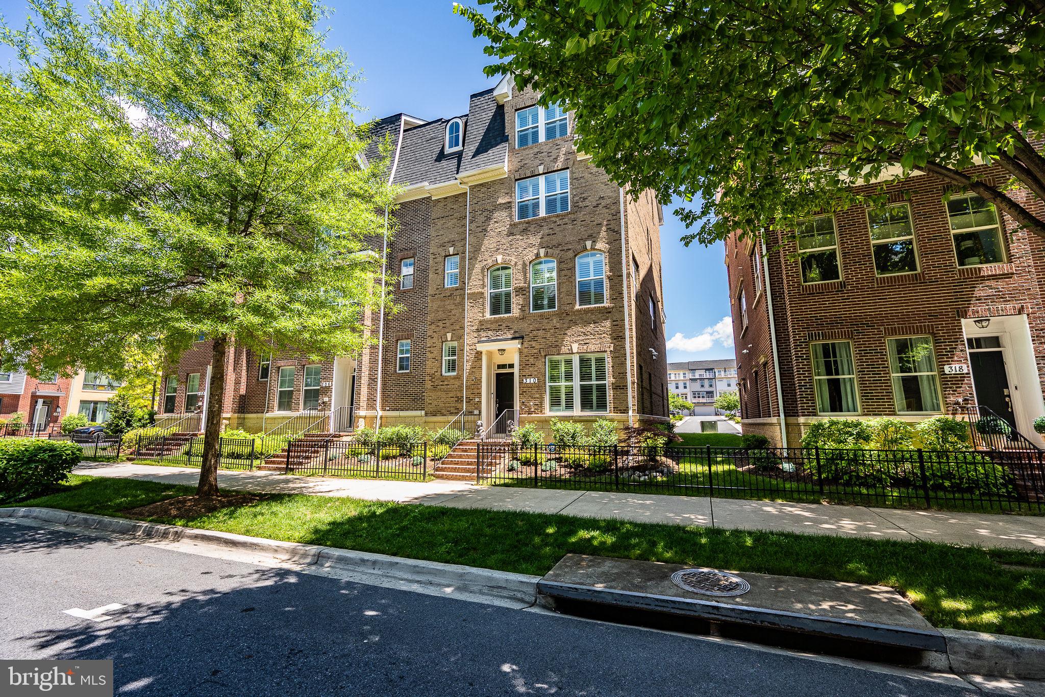 CROWN FARM - Residential