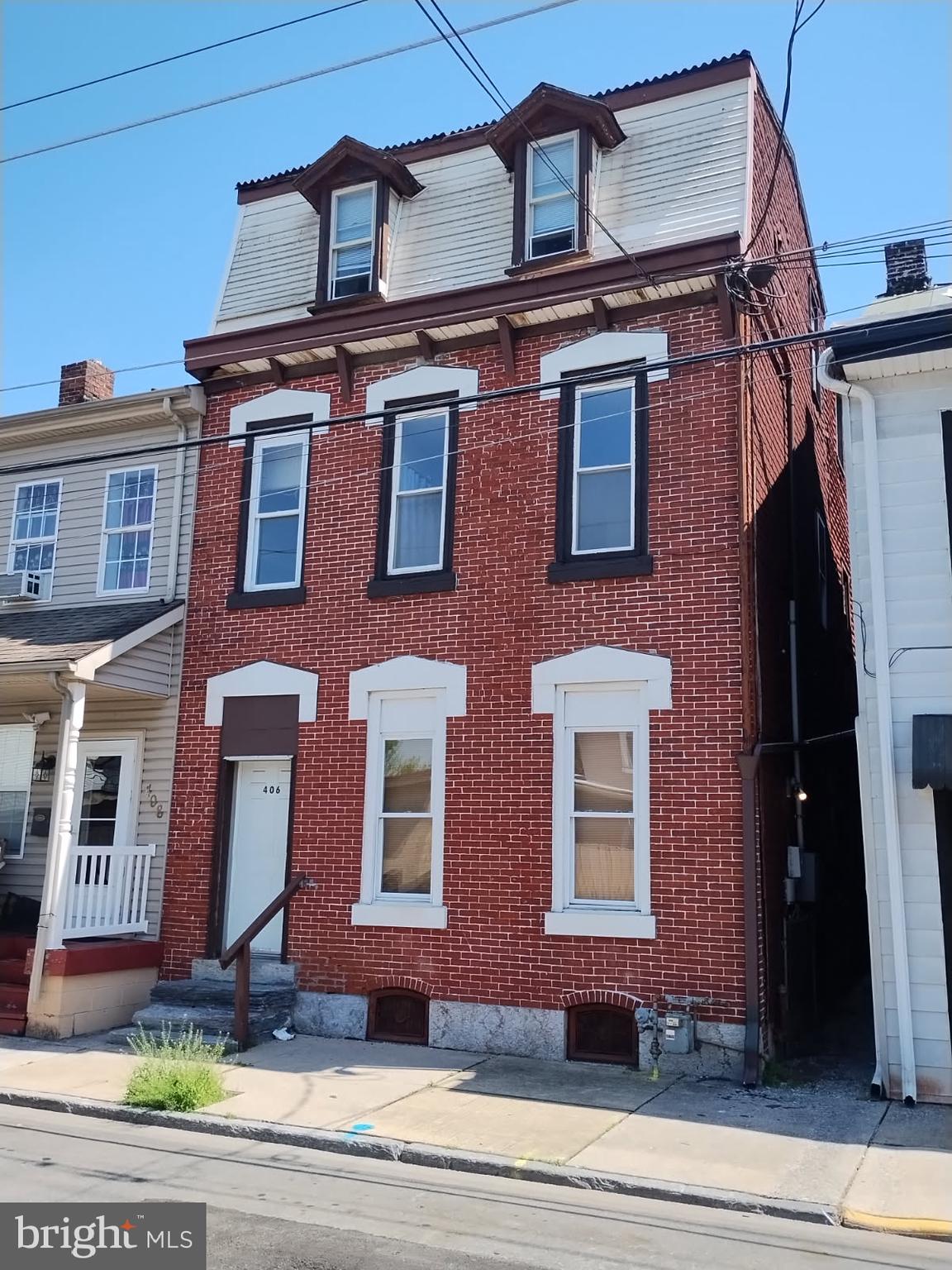 6 unit apartment building in Lebanon City. Five of the 6 units have new kitchens, flooring and paint! Also the building has a brand new metal roof! Listed for comps purposes only.