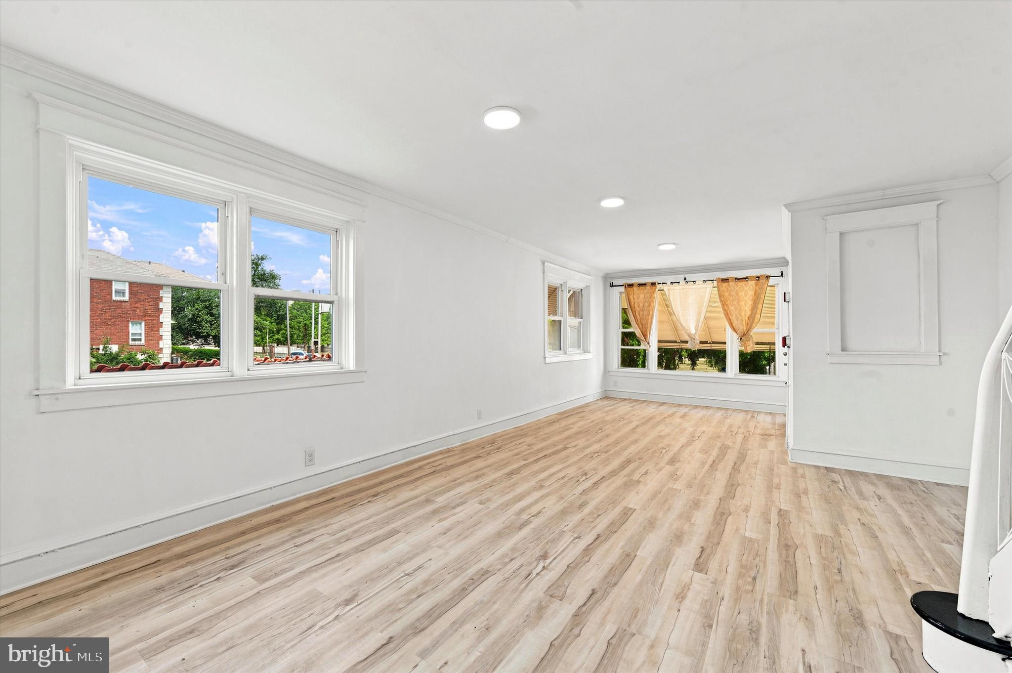 OXFORD CIRCLE - Residential