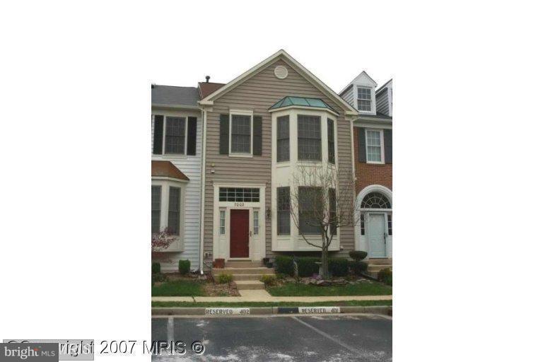 Fabulous home w/ great space, master suite w/ vaulted ceiling, bay windows, double closet, and bath w/ soaking tub and separate shower. Kitchen w/ bay window, Island and recess lights, great lower lvl w/REC RM, full BA and DEN. deck, patio, 2 assigned parking spaces,