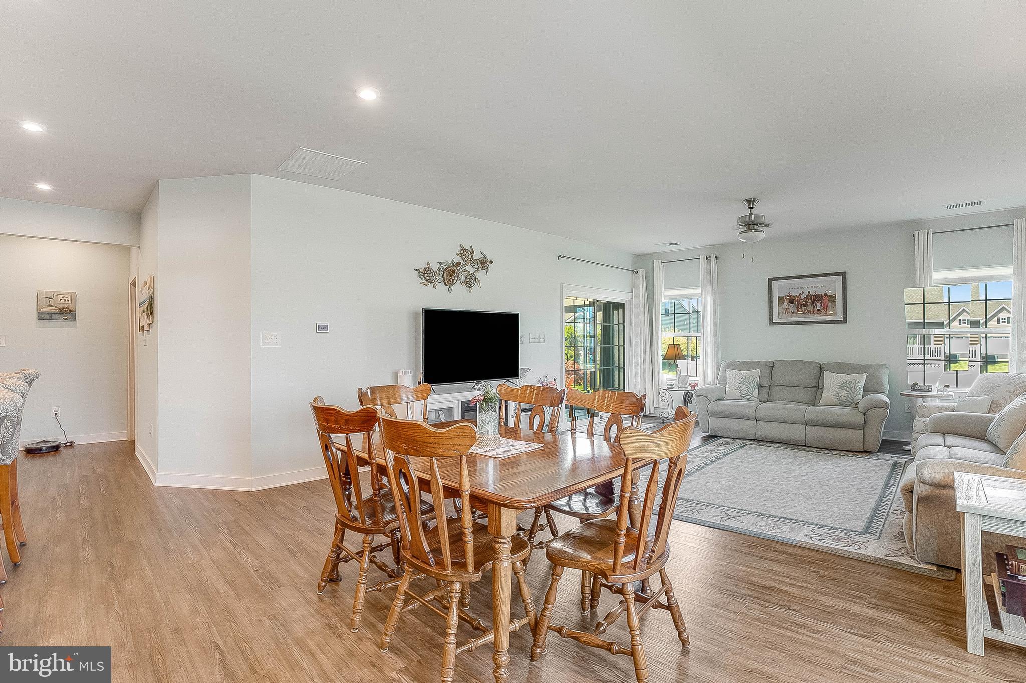 PELICAN POINT - Residential