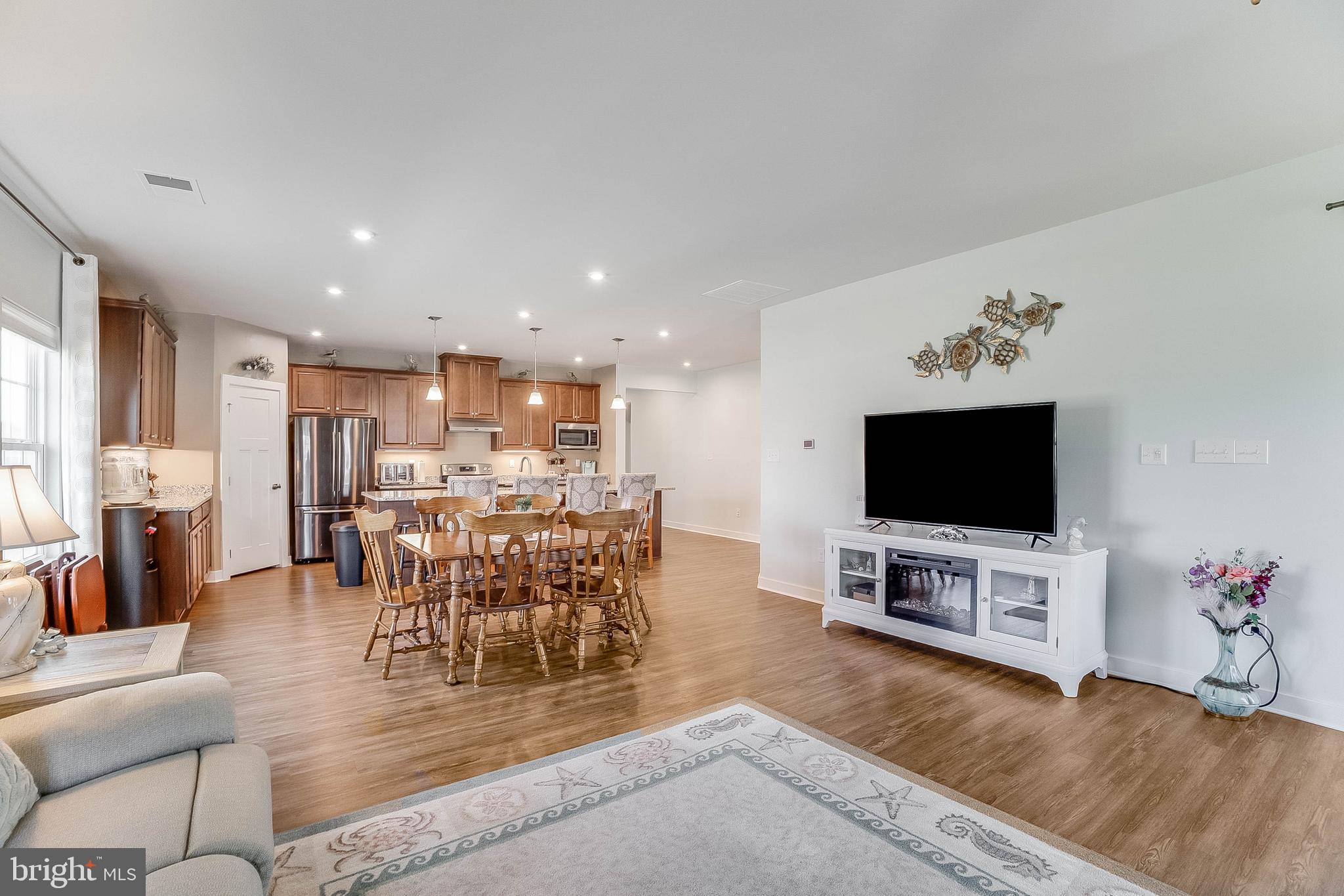 PELICAN POINT - Residential