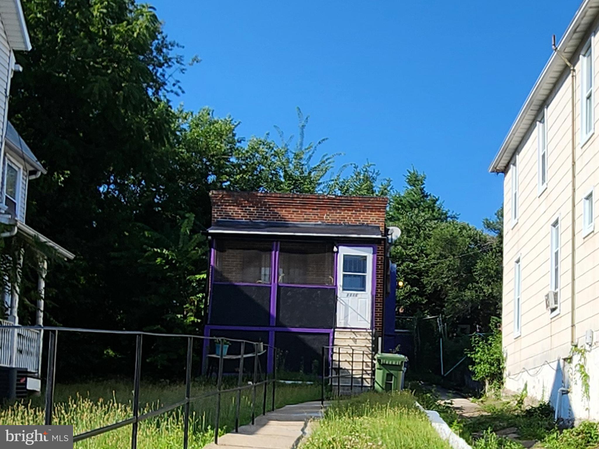 ONLINE AUCTION: This auction takes place on the Ashland Auction Group website bidding platform. Bidding begins 7/14/2026, 10:00 AM. Bidding ends 7/16/2026, 12:00 PM. The list price is the suggested opening bid. Deposit: $5,000.

This one-story detached house is located in the Better Waverly neighborhood of Baltimore City. Residents can enjoy the nearby attractions and facilities such as the Johns Hopkins University, Clifton Park, and Clifton Park Golf Course. The property is occupied. It has easy access to Interstate 83 (Jones Falls Expressway), making commuting throughout the Baltimore region convenient.