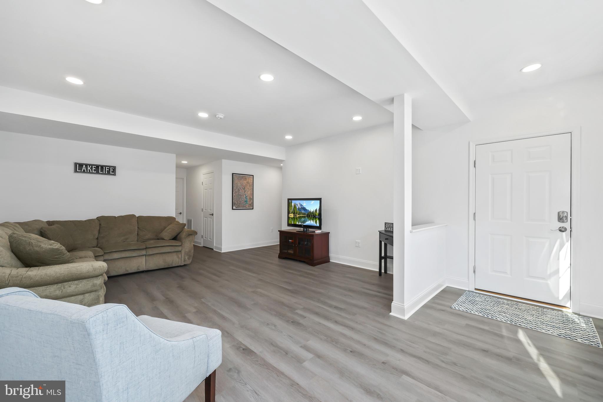 WOODLAND SHORES - Residential