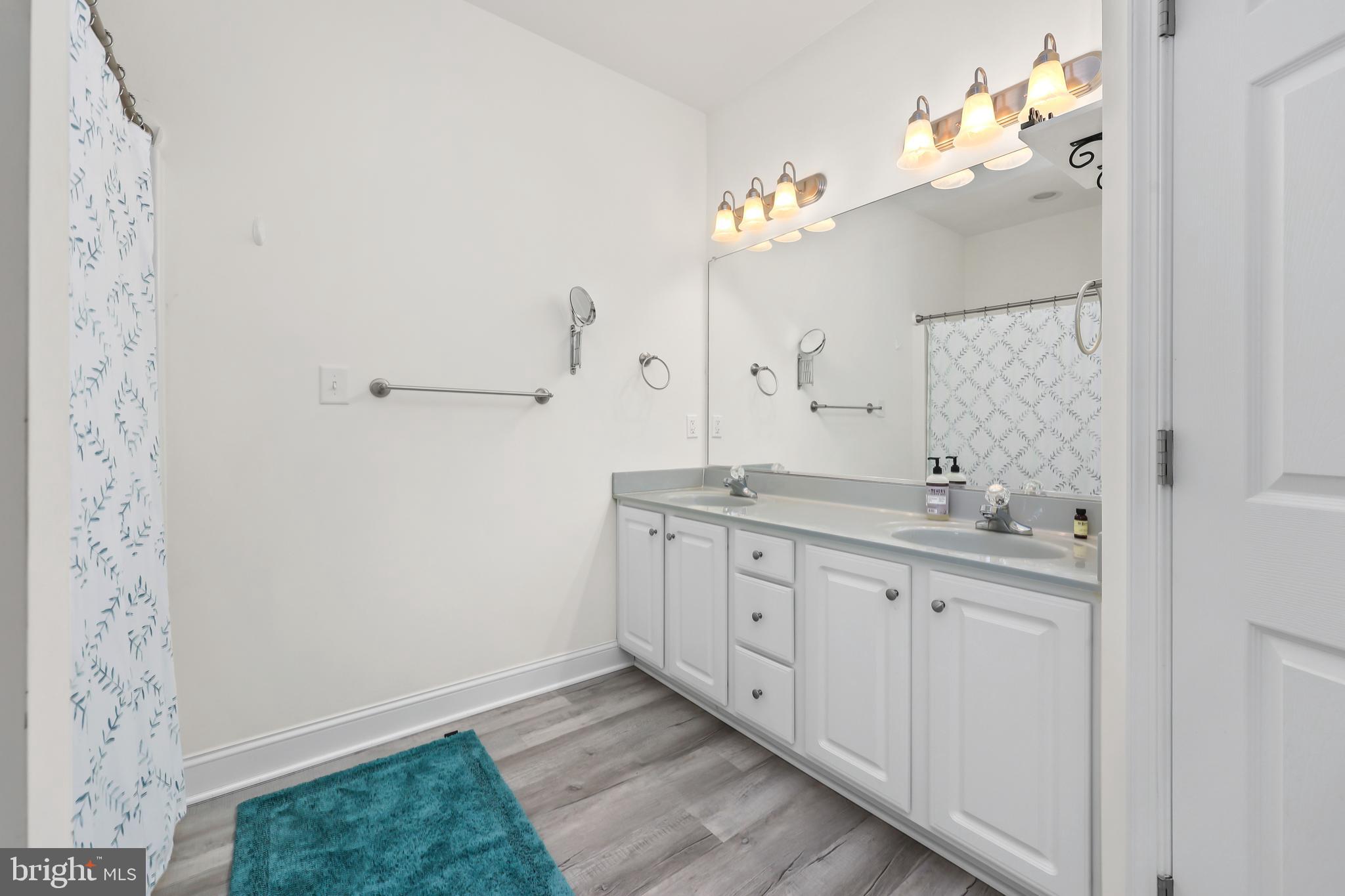 WOODLAND SHORES - Residential