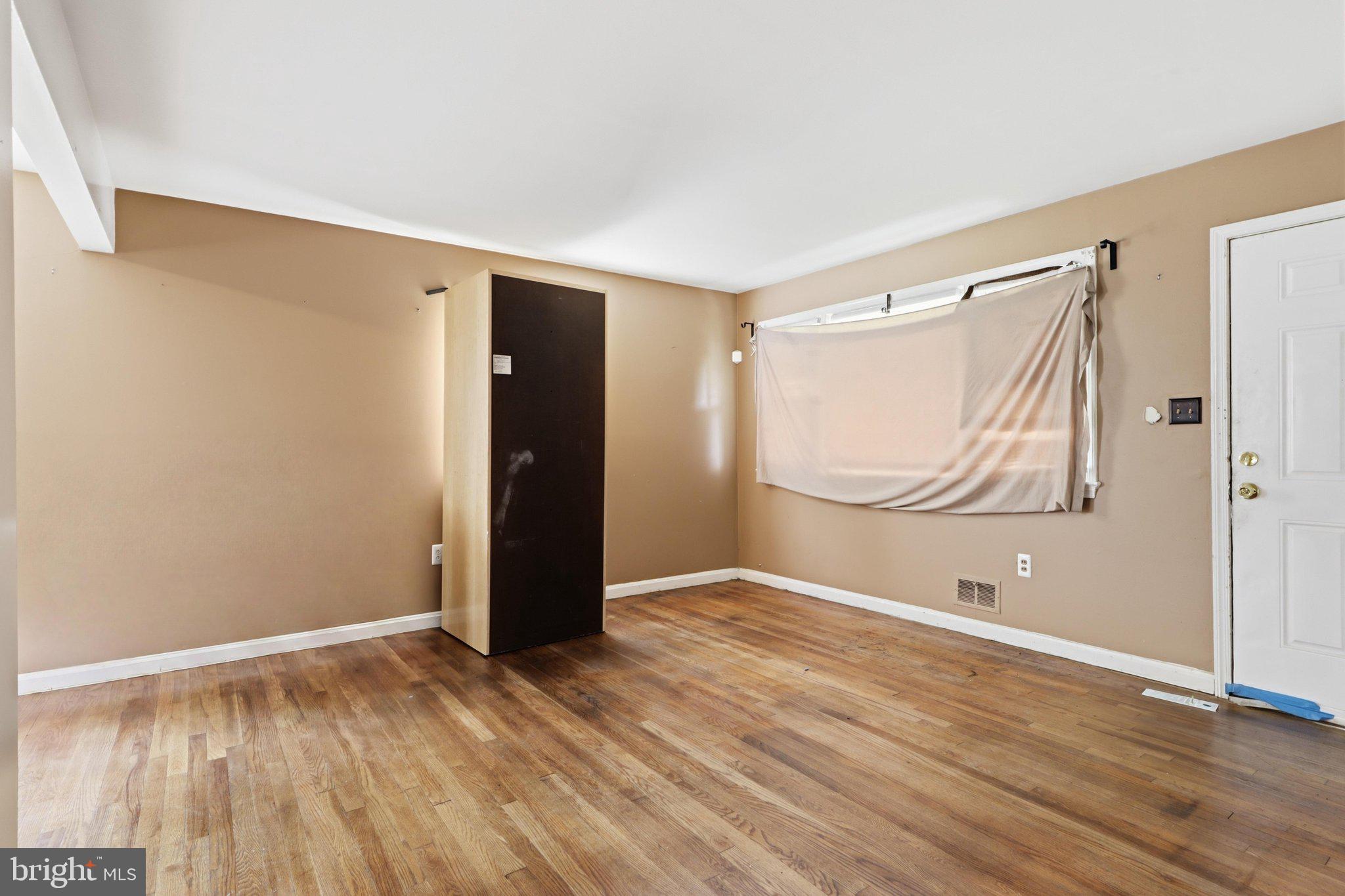 HARRY ROSS PROPERTY - Residential
