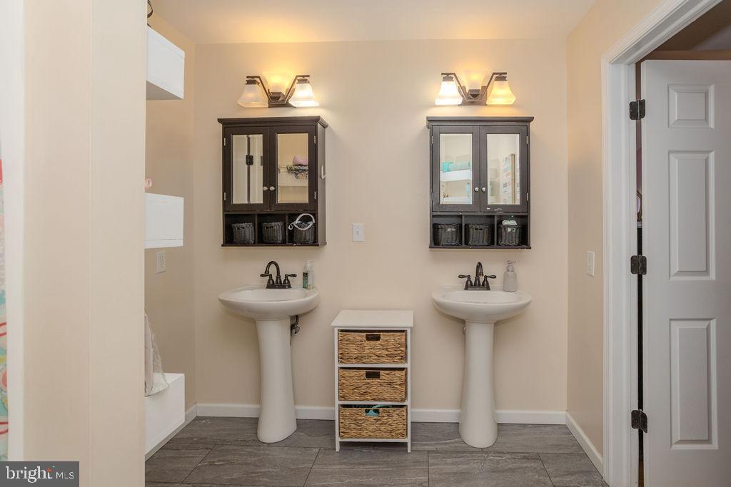 HAMPTON HILLS - Residential