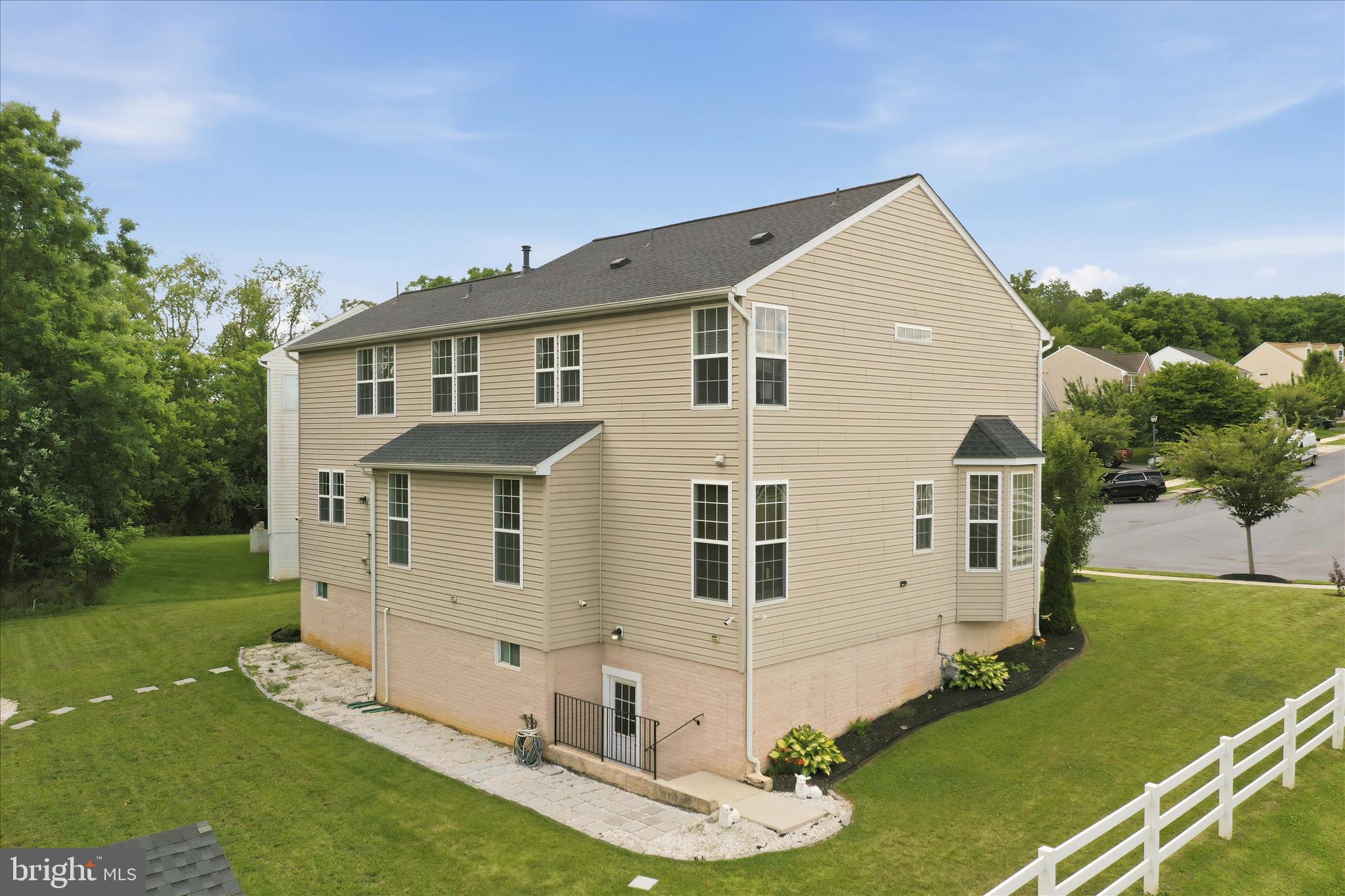 HILLSIDE MANOR - Residential