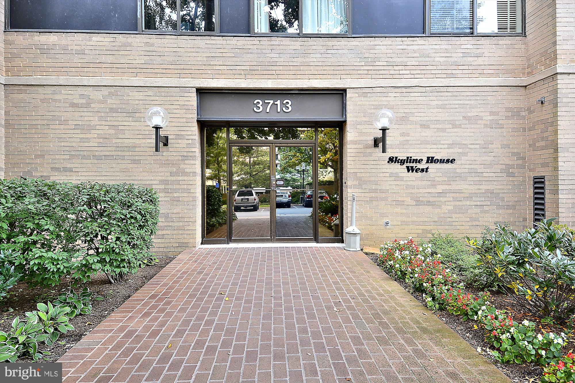 SKYLINE HOUSE - Residential