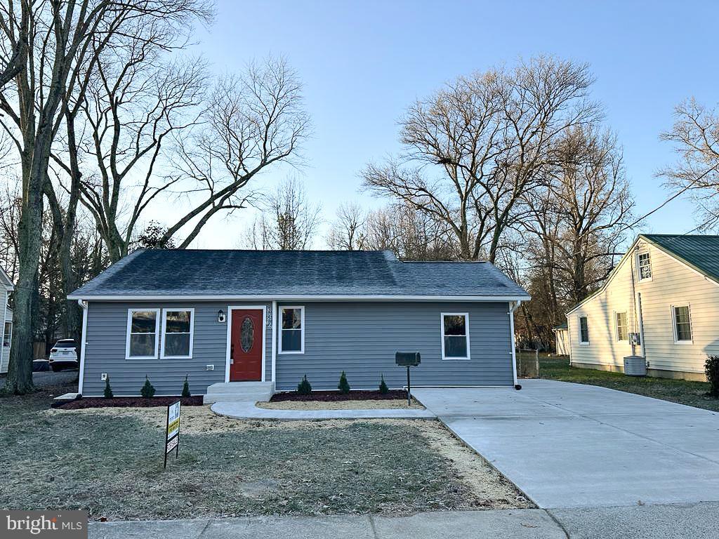 Open House Saturday between 11:00-2:30. Be there to see this home for your self   Beautiful single family home updated throughout with expansive lot!  Agent will be there to answer any questions