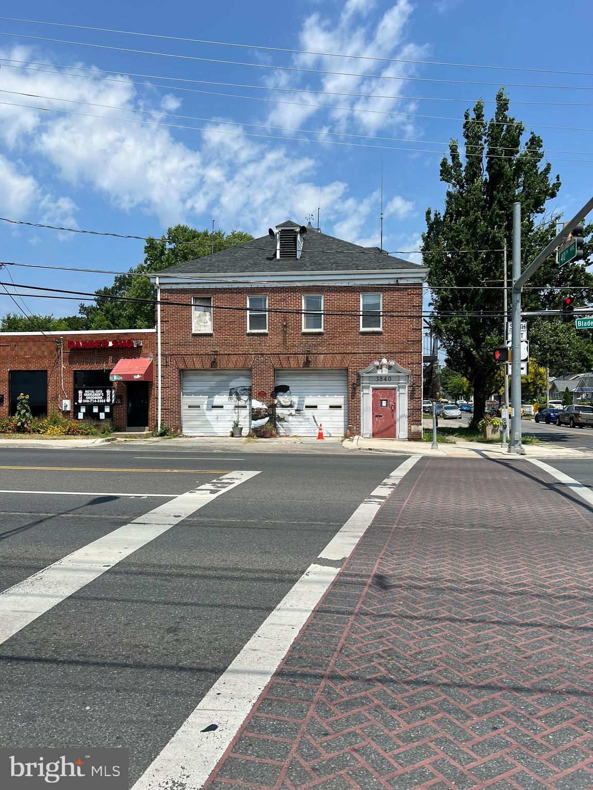 Main image without alt text