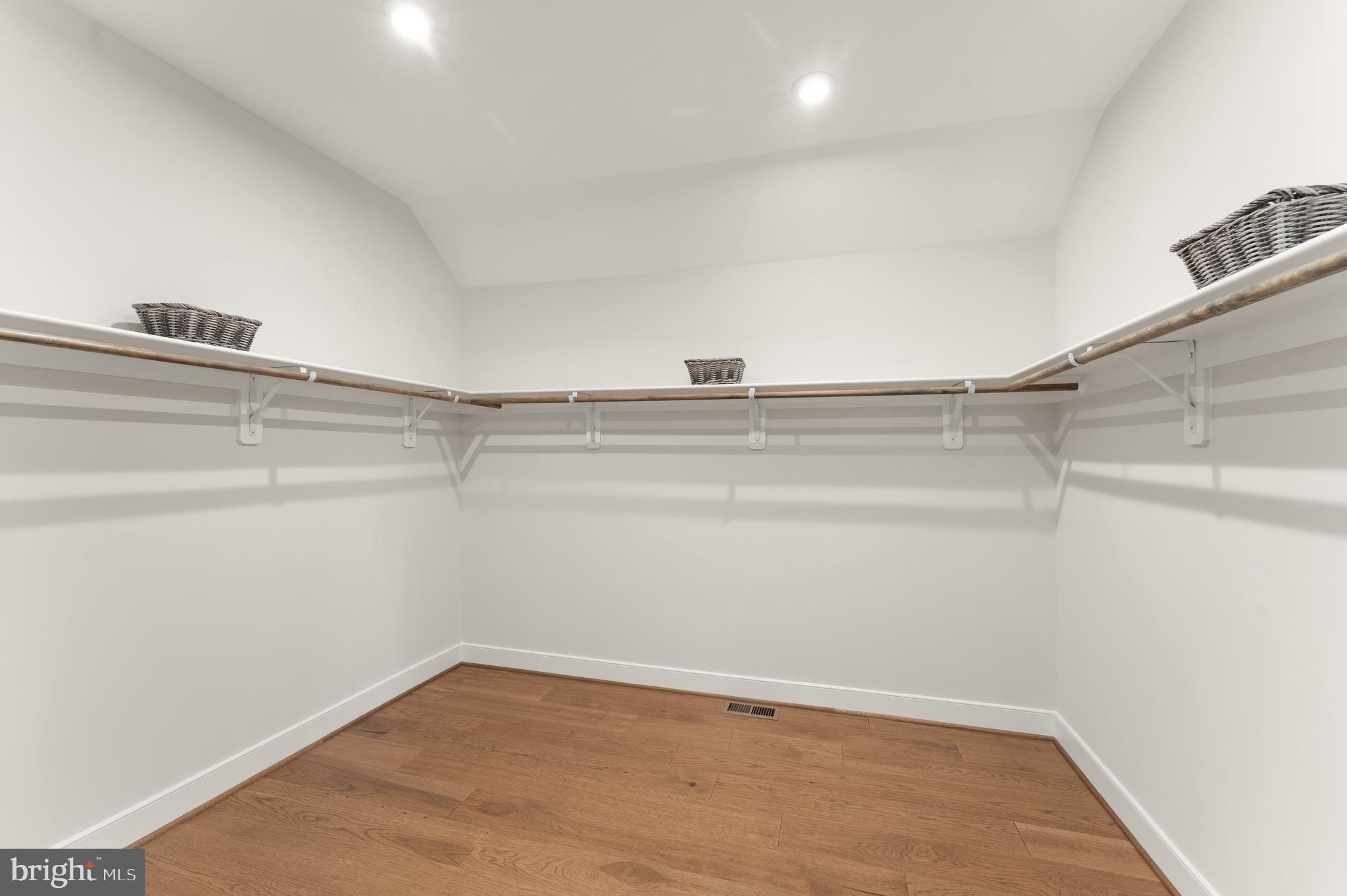 VIENNA WOODS - Residential