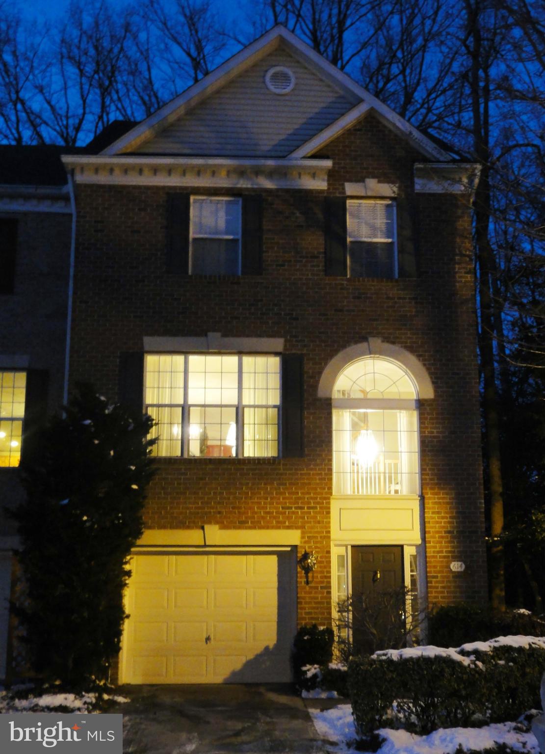 **STUNNING 4 LEVEL END UNIT LOCATED IN A TRANQUIL WATER ORIENTED COMMUNITY SITUATED ON THE BROADNECK PENINSULA**HOME OFFERS A DRAMATIC TWO STORY FOYER,OPEN FLOOR PLAN FULL OF NATURAL LIGHT,MORNING ROOM W/BUILT-IN BOOKCASE,3 SIDED GAS FIRE PLACE W/UPGRADED MARBLE,KITCHEN W/GRANITE & BREAKFAST BAR,MASTER W/WALK IN & SUPER BATH,4TH LEVEL LOFT W/FULL BATH & 2 DECKS OVERLOOKING WOODED SETTING**