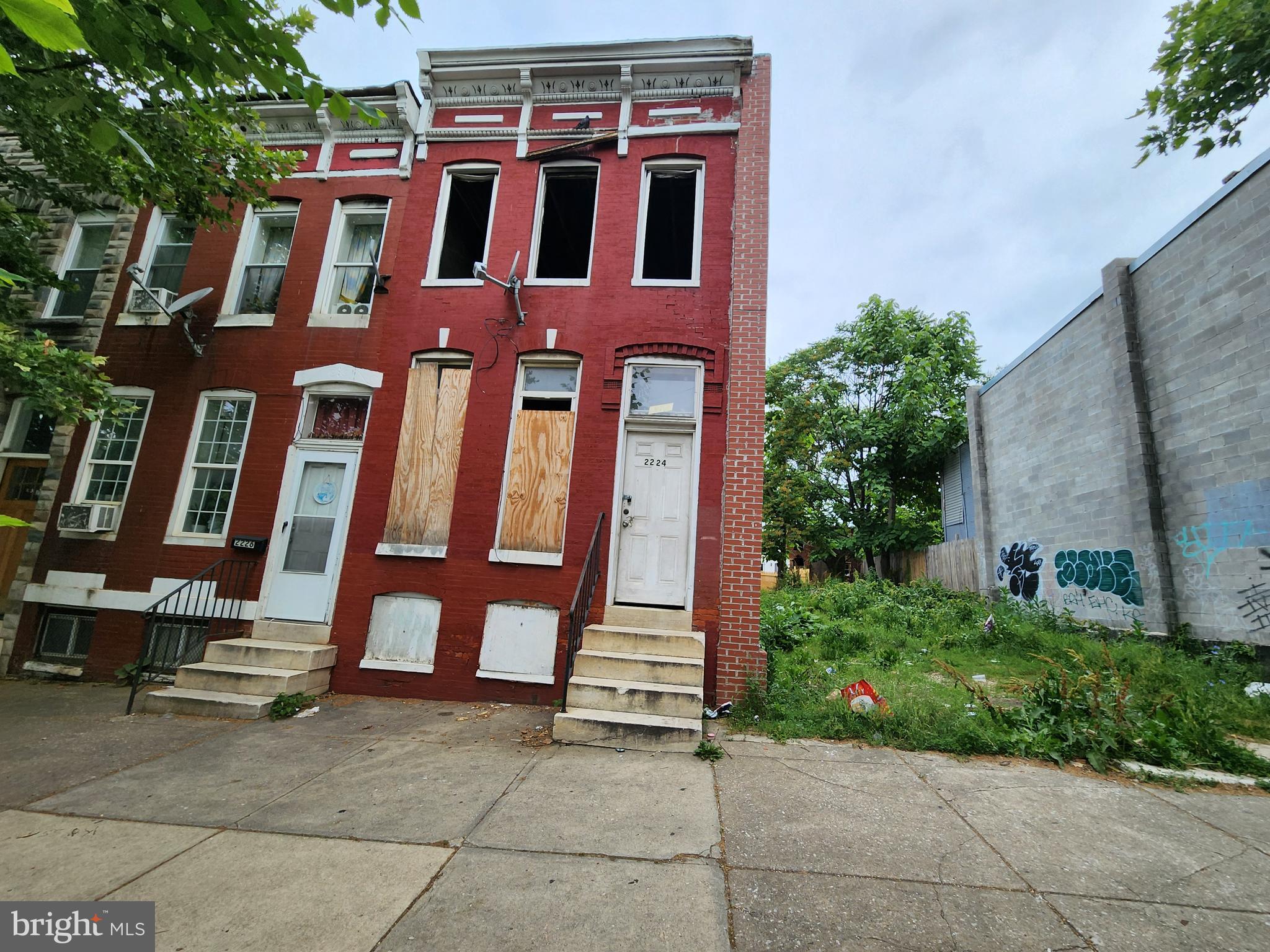 ONLINE AUCTION: This auction takes place on the Ashland Auction Group Website Bidding Platform Bidding begins 6/26/2026 @ 10:00 AM. Bidding ends 6/30/2026 @ 11:30 AM. List Price is Suggested Opening Bid. Deposit: $5,000.

This three-story end-unit townhouse at 2224 Wilkens Ave in Baltimore's Carrollton Ridge neighborhood is currently vacant. The property is within +/- 1 mile of Carroll Park, a 117-acre green space offering various recreational facilities. Major traffic routes nearby include Wilkens Avenue and South Monroe Street, providing access to downtown Baltimore and surrounding areas. Public transportation is available via LocalLink bus routes.
