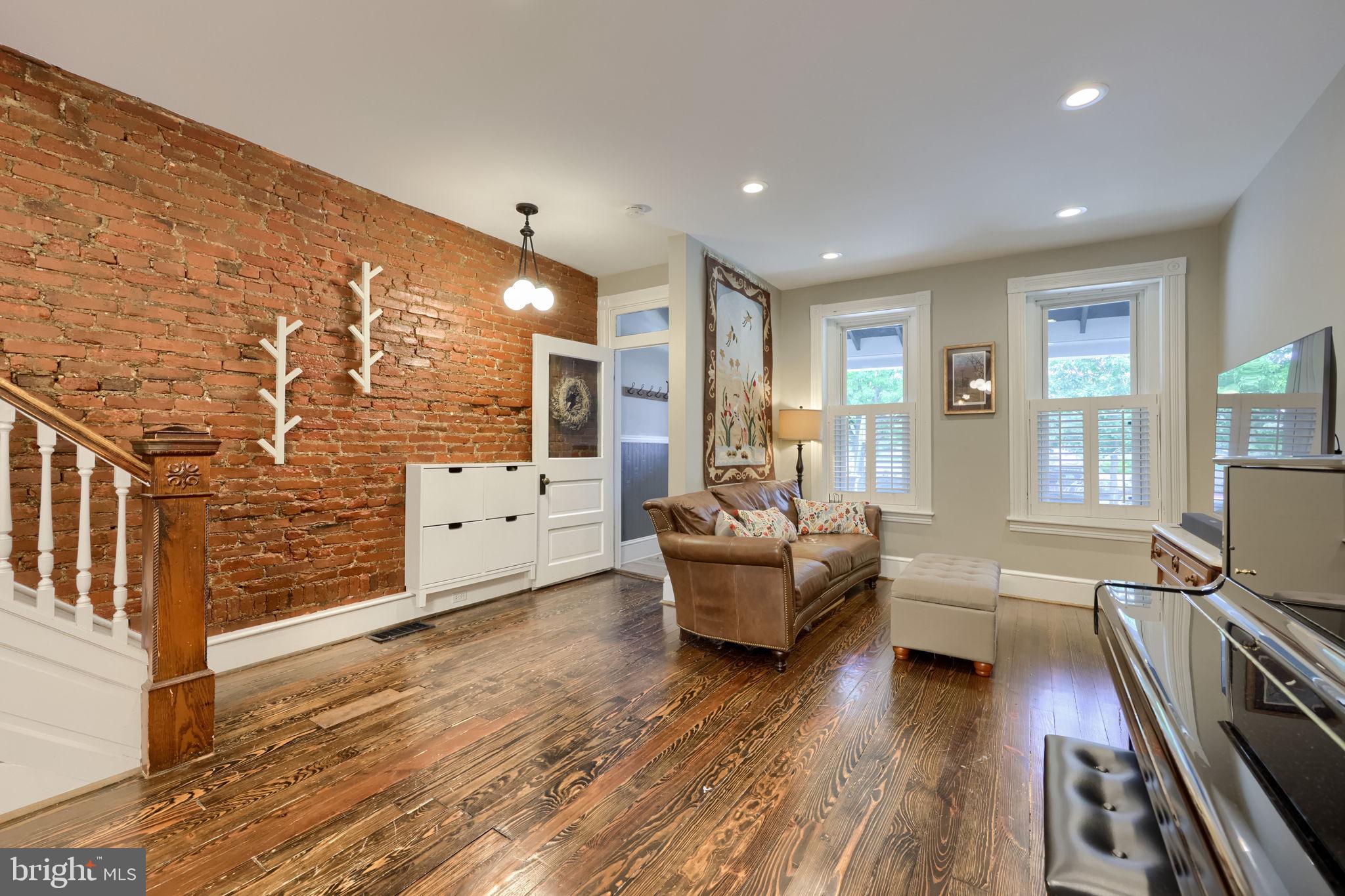 CHESTNUT HILL - Residential