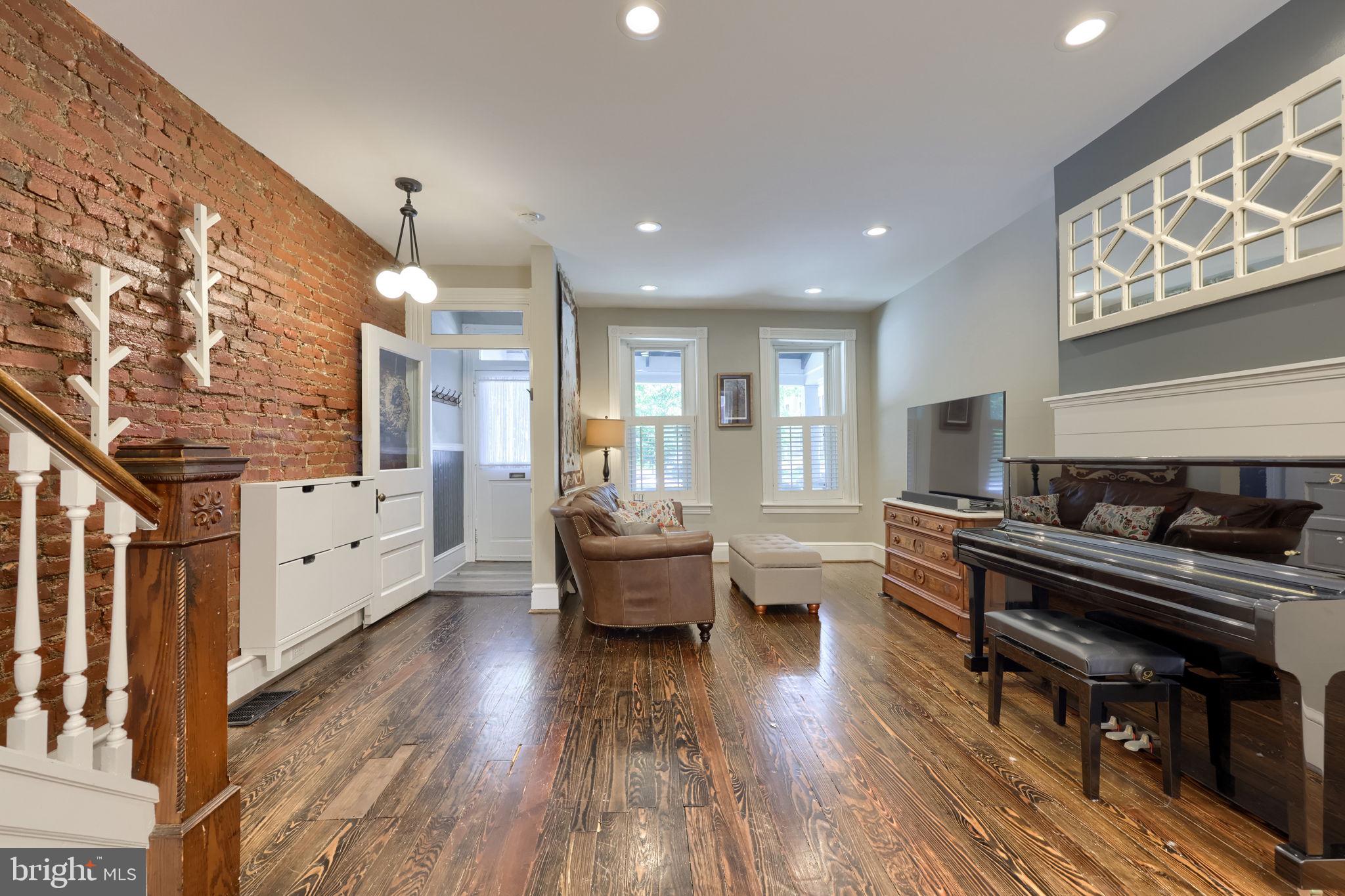 CHESTNUT HILL - Residential