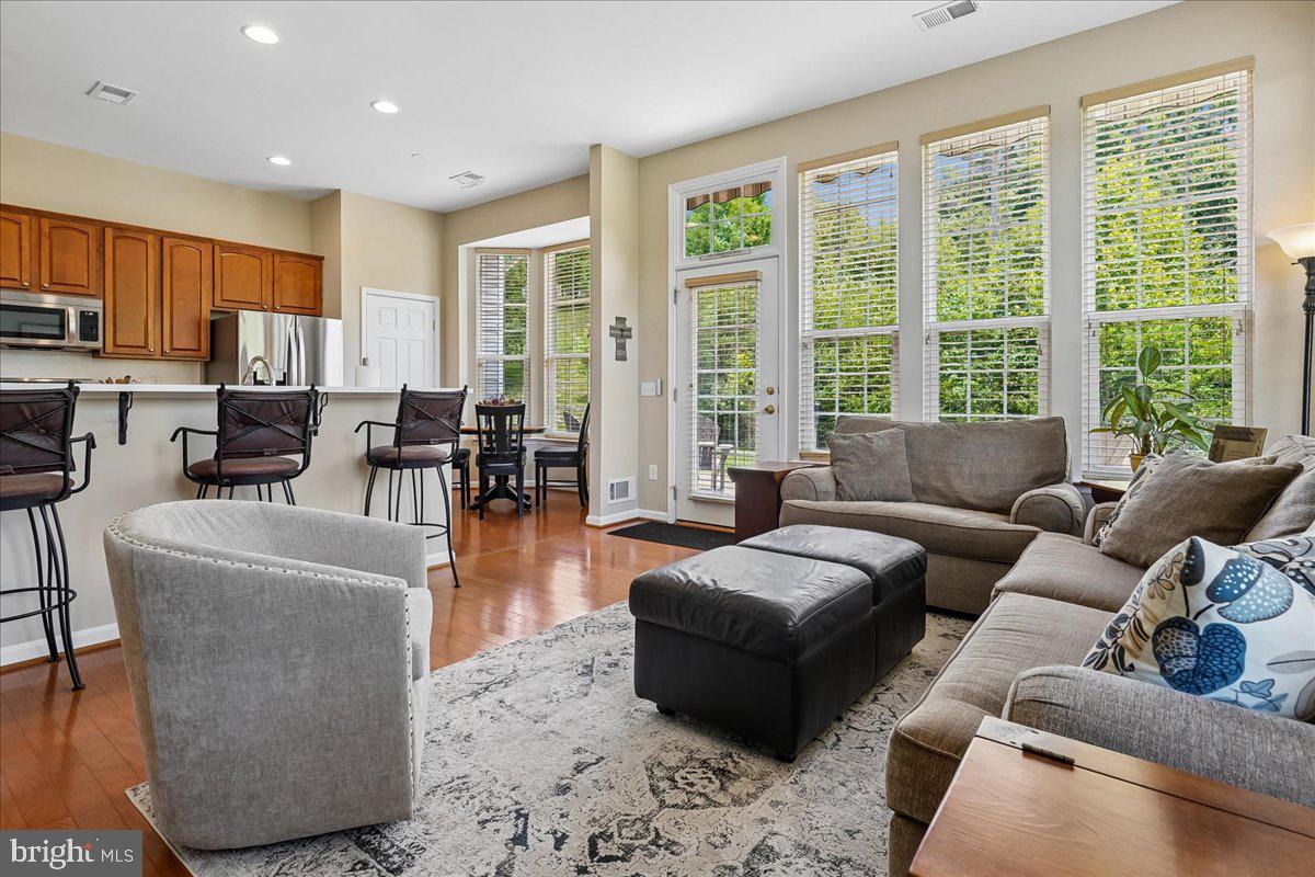 FOUR SEASONS - Residential