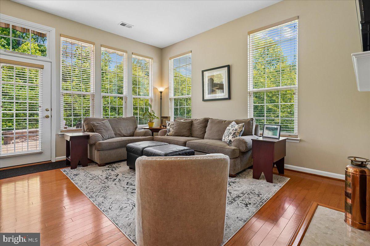 FOUR SEASONS - Residential