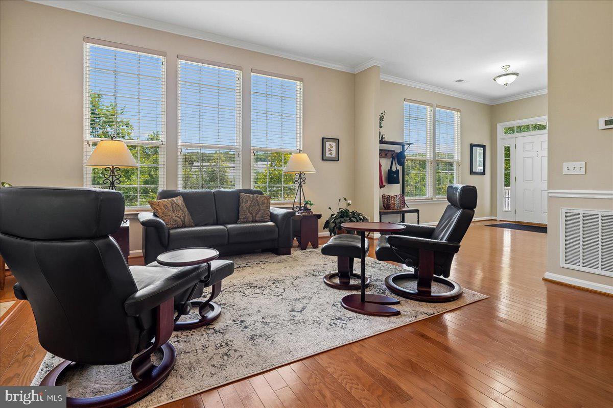 FOUR SEASONS - Residential