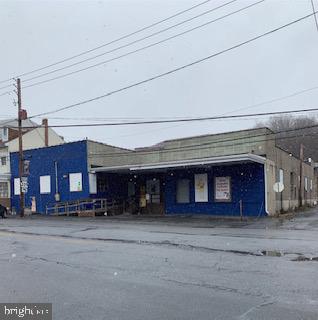 10,000 Sq Ft warehouse. Building is currently being used as a practice area for the local HS baseball team. Removable divider wall separating the building is in place. Excellent business potential. Features a large brand new walk in cooler that has only been in use a little bit of time. Building has 2 loading docks.