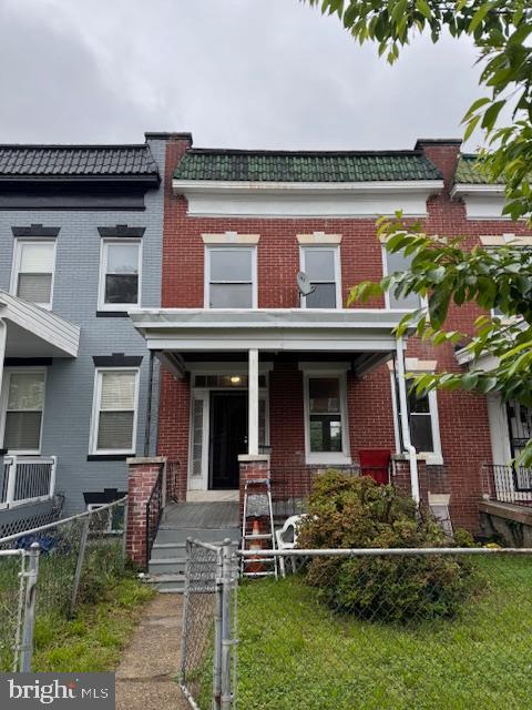 Fully rehabbed townhouse in quiet block with 4 bedrooms 2 full bath, wood floor, cental air, kitchen grant countertop, dry and clean unfinished walk out basement, washer and dryer , front porch with fenced front yard, rear deck with fenced rear yard...

Serious inquiries only. lockbox and alarm inside.