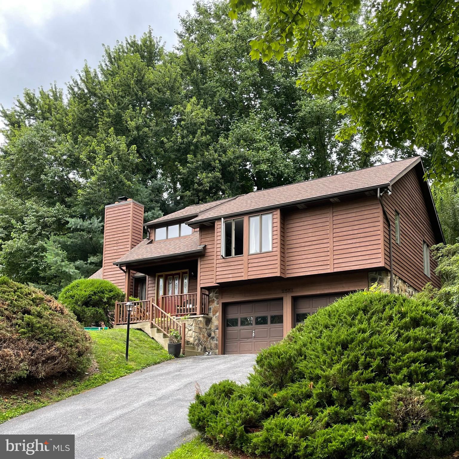 Gorgeous 3 bedroom and 2 1/2 bath single family home in sought after Lake Linganore.  Contemporary feel in a resort like setting.  Gourmet kitchen with island large living room with stone fireplace. Lower level has family room , office and laundry. Great deck for entertaining  and fenced in back yard. Fully finished basement and 2 car garage.  Amenities to include, pools, beaches, walking trails and boating. Call today for a tour