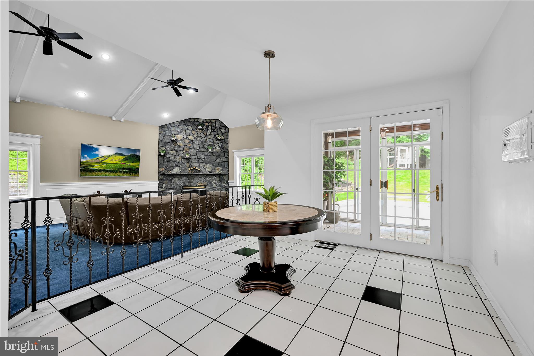 YORKVILLE - Residential