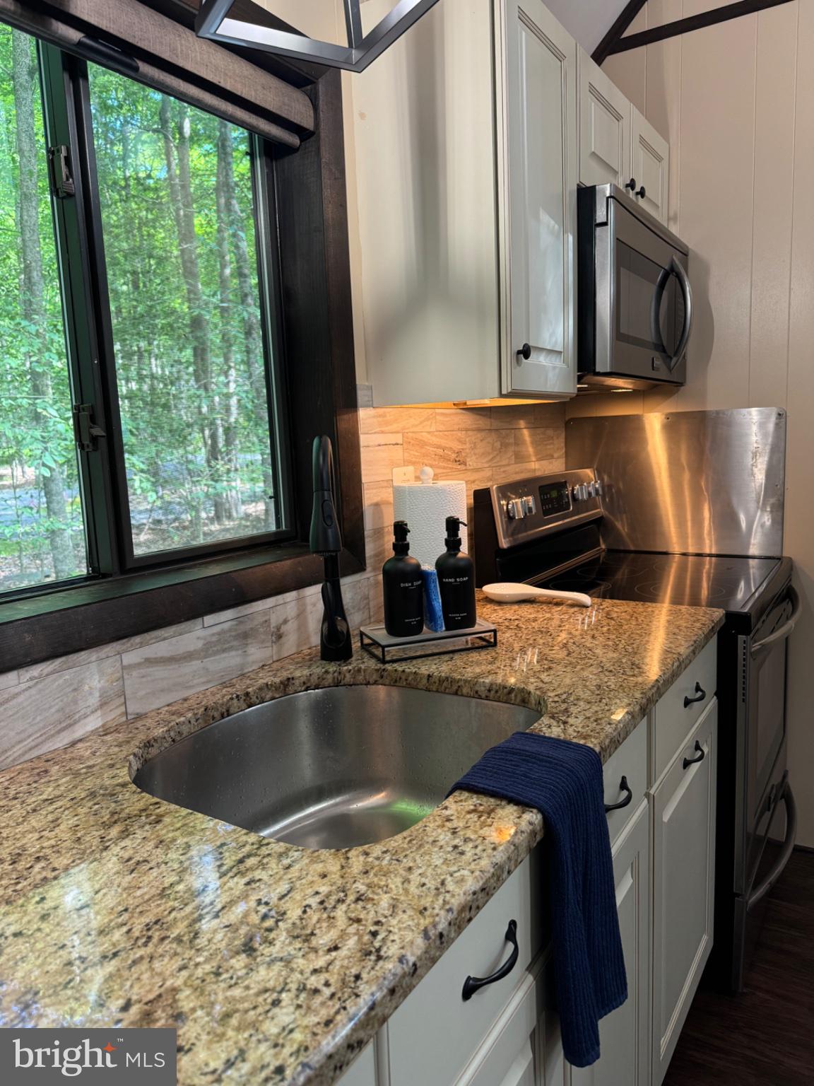 ARROWHEAD LAKES - Residential