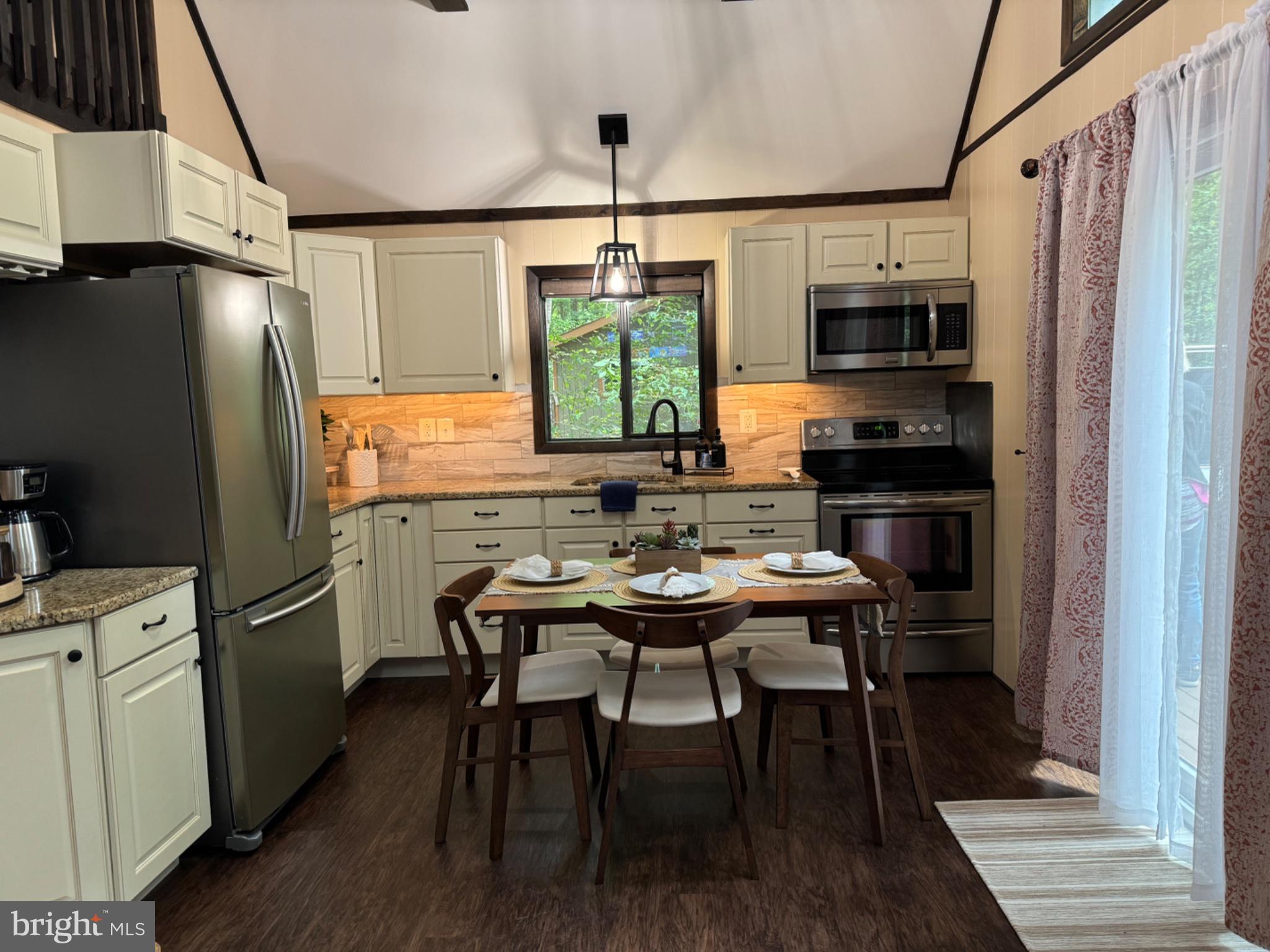 ARROWHEAD LAKES - Residential