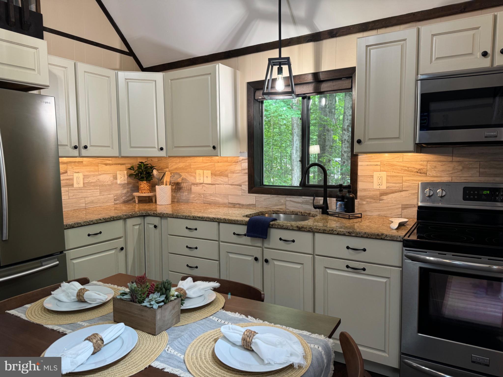 ARROWHEAD LAKES - Residential