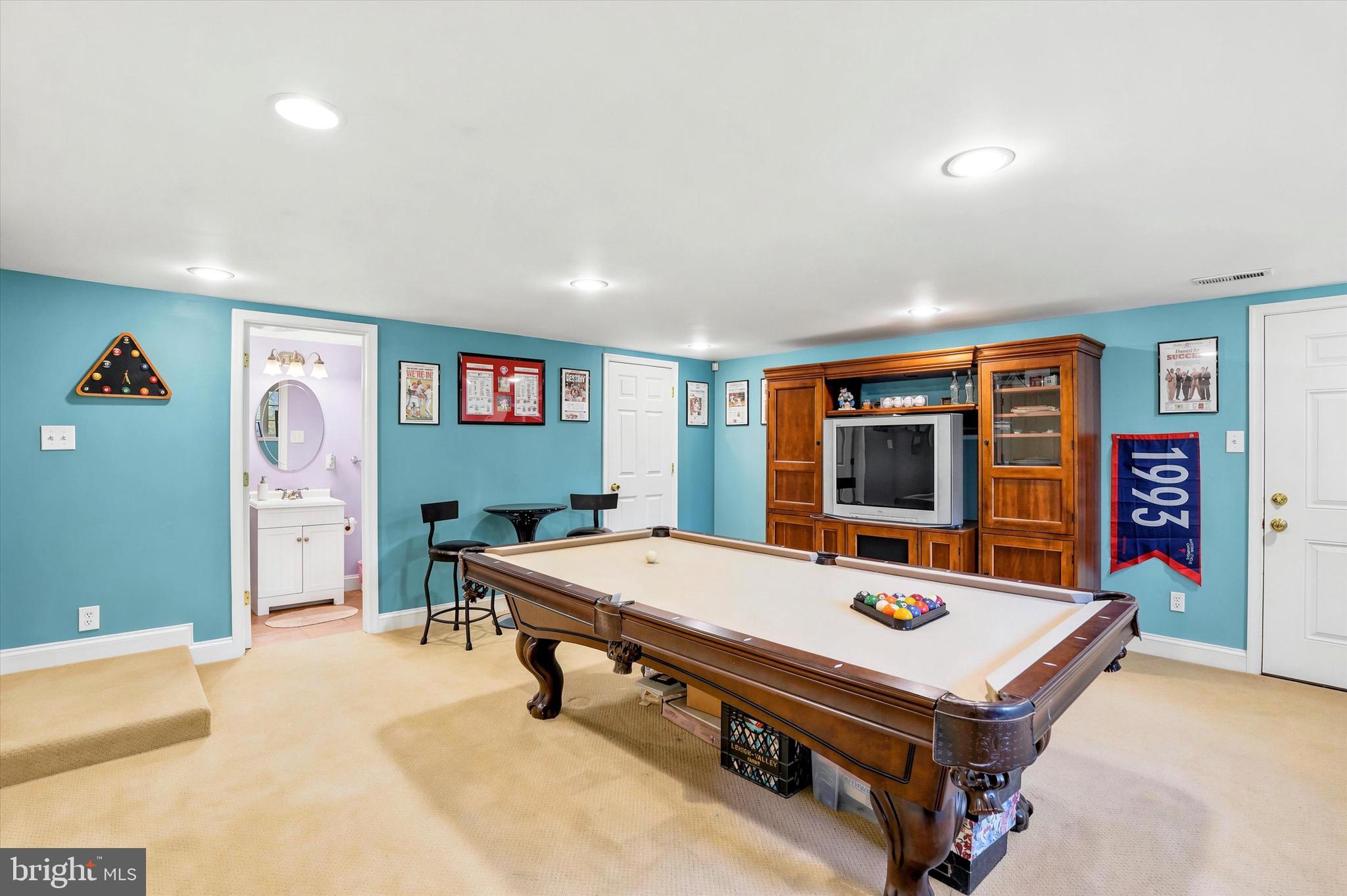 COLONIAL MANOR - Residential
