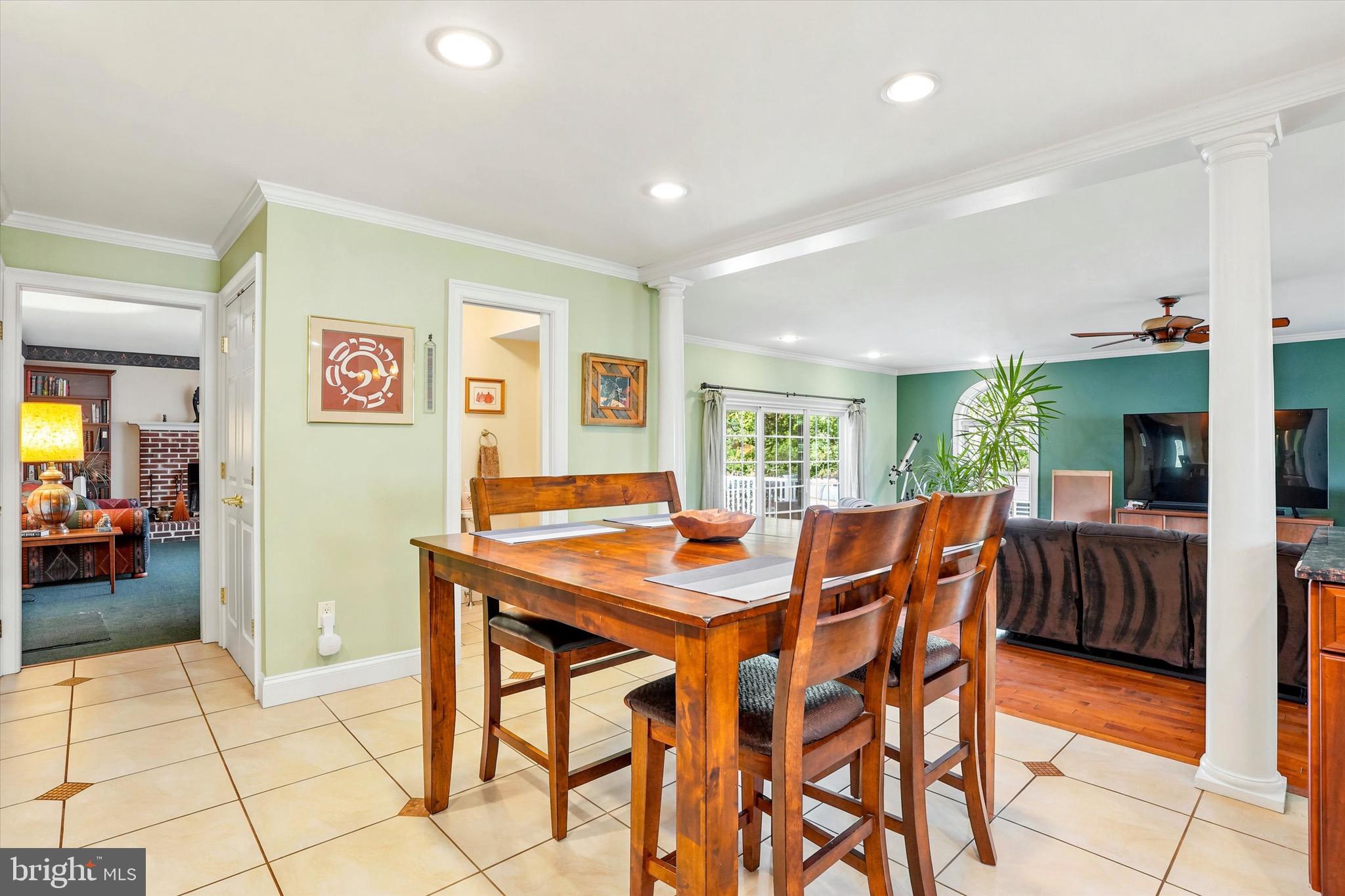 COLONIAL MANOR - Residential