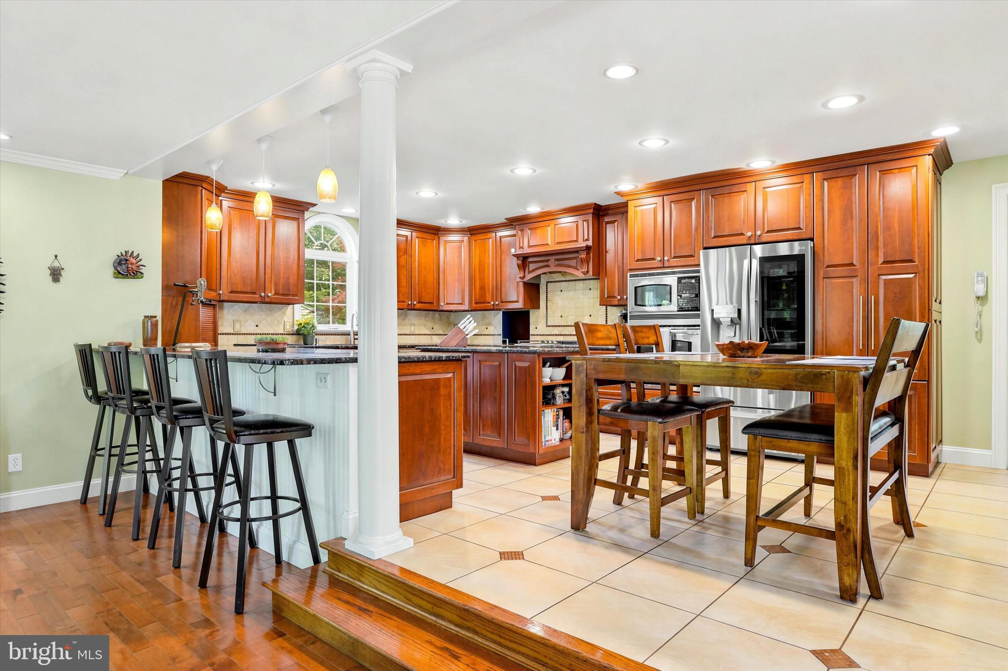COLONIAL MANOR - Residential