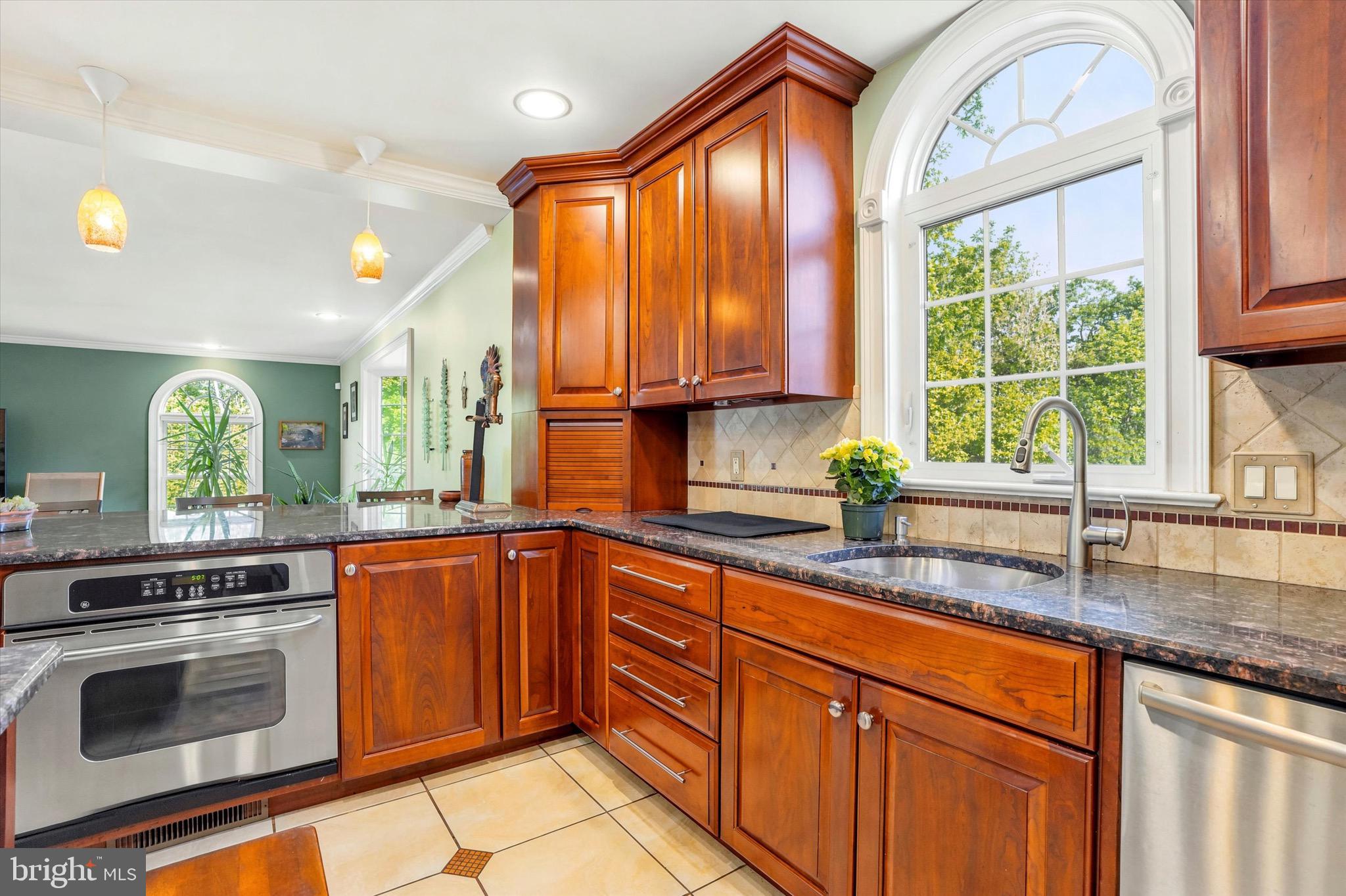 COLONIAL MANOR - Residential