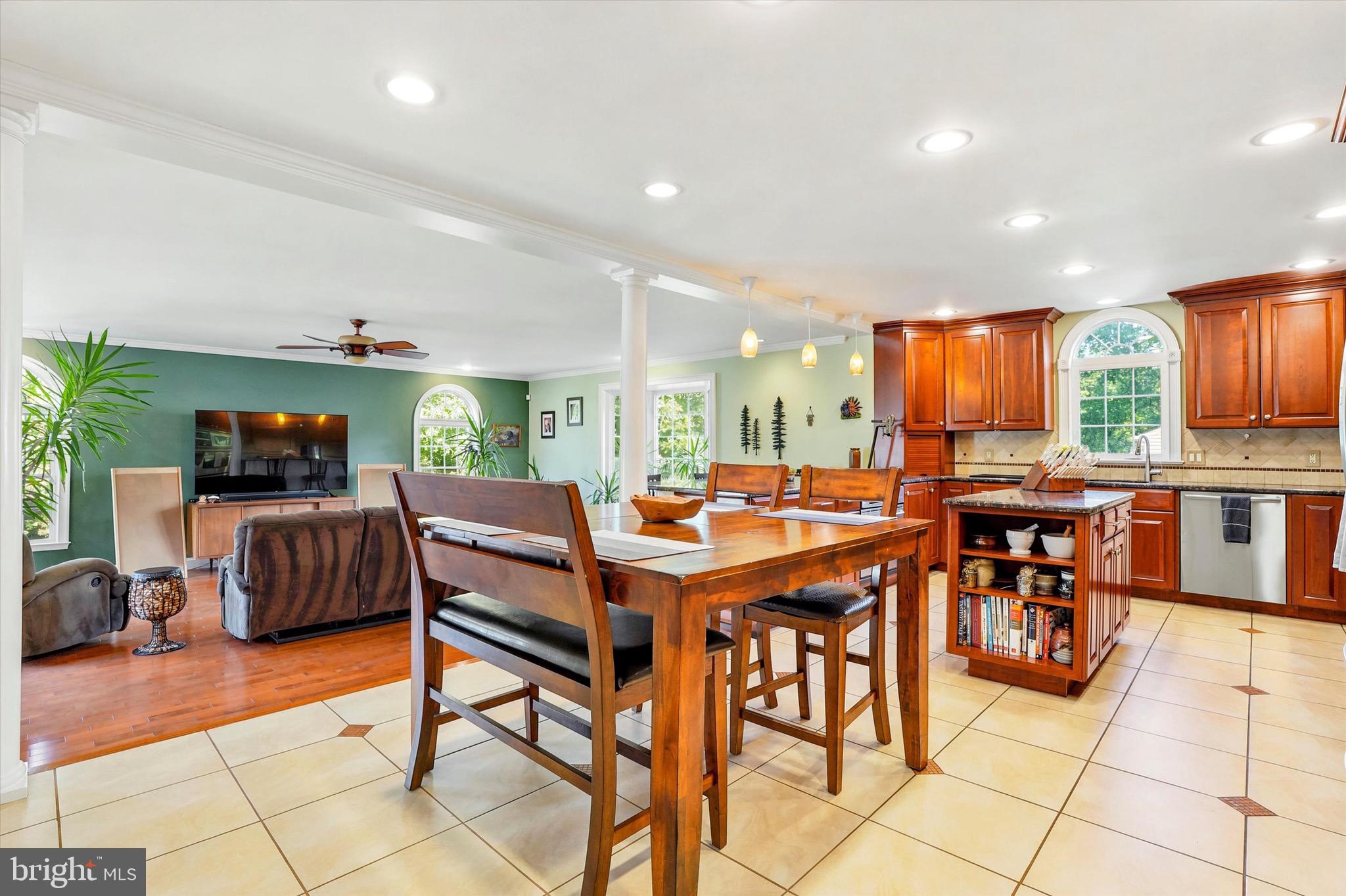 COLONIAL MANOR - Residential