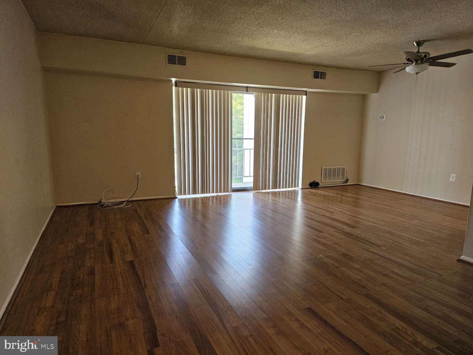 3rd floor, 1 bedroom 1 bathroom condo in a secure building near the heart of Newark. Perfect for UD students and/or professionals. Condo fee is 328.00 per month and includes water, sewer, trash, basic cable and pool membership.
