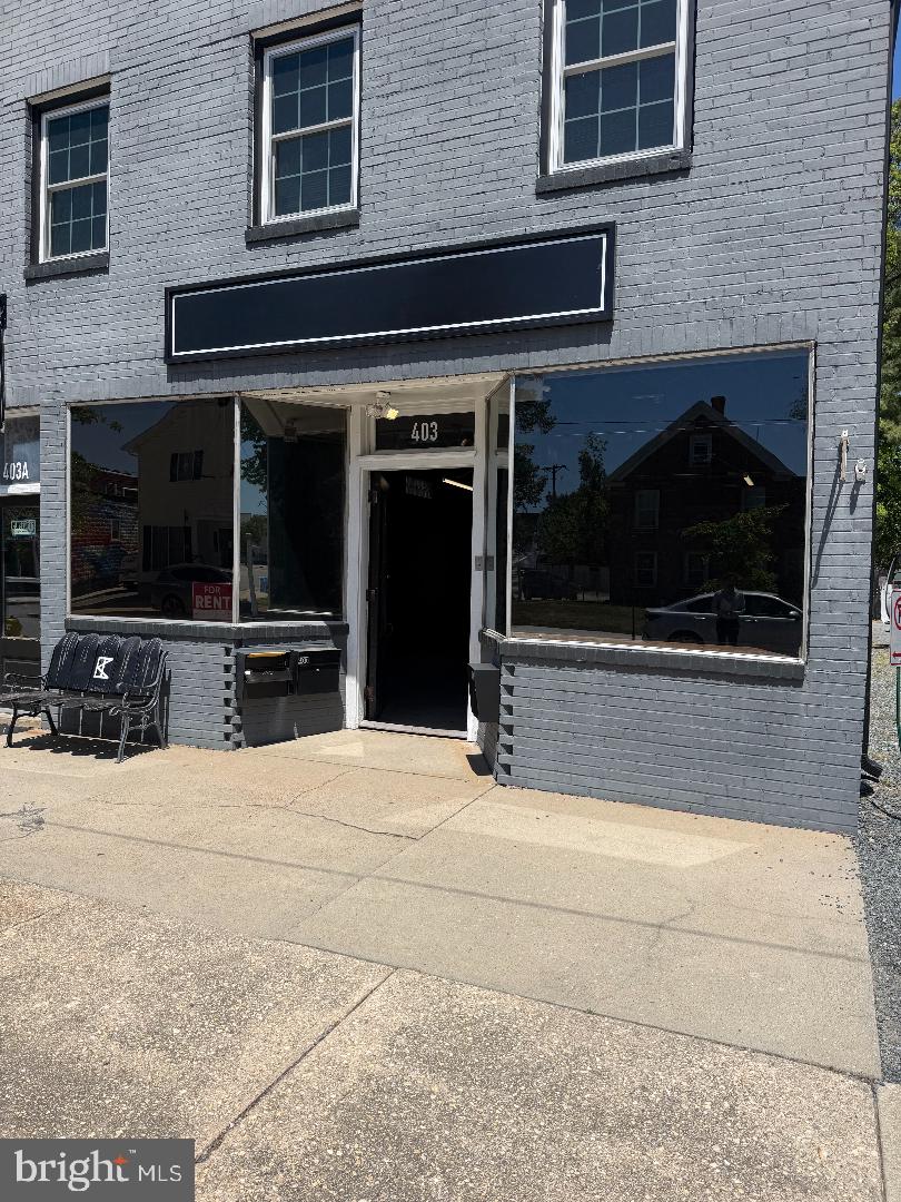 Excellent in-town retail opportunity! High traffic downtown in the county seat. Wide open floor plan suitable for any retail business--coffee shop, bakery, clothing, general services--anything! New roof and HVAC, modern electrical system, move-in ready.