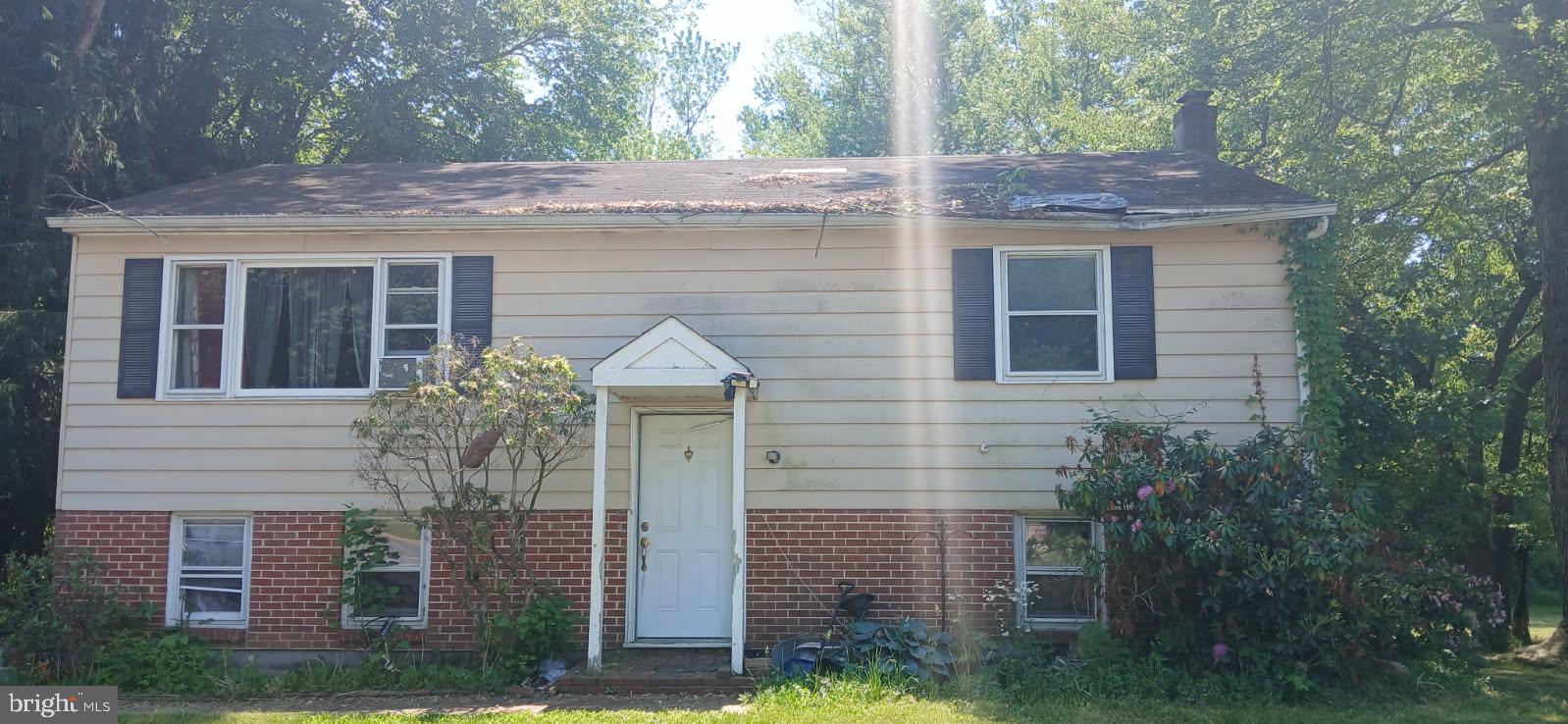 Welcome to 8 Barksdale Court, in a prime location offering a convenient commute to Maryland, Pennsylvania, and Delaware. Please note that the property is being sold in "as-is" condition. Fixer Upper. Alert: Investor special. It has been priced competitively for a quick sale. Properties in this area at this price point typically do not stay long.