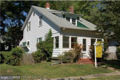 ----Looking for a place to PARK THE CAR+stroll to METRO,old town,Del Ray? your chance to have an Rosemont Bungalow w/lrge BR's+great closets!!updated kit+BA's!MN LVL POWDER RM!!Bright+sunny Kit.w/cherry cabs&ceramic counter!Warm HARDWOODS!Enclosed front sunroom/porch w/AC*rear mudroom leads to super fenced in yard+deck for great  BBQ's!new driveway