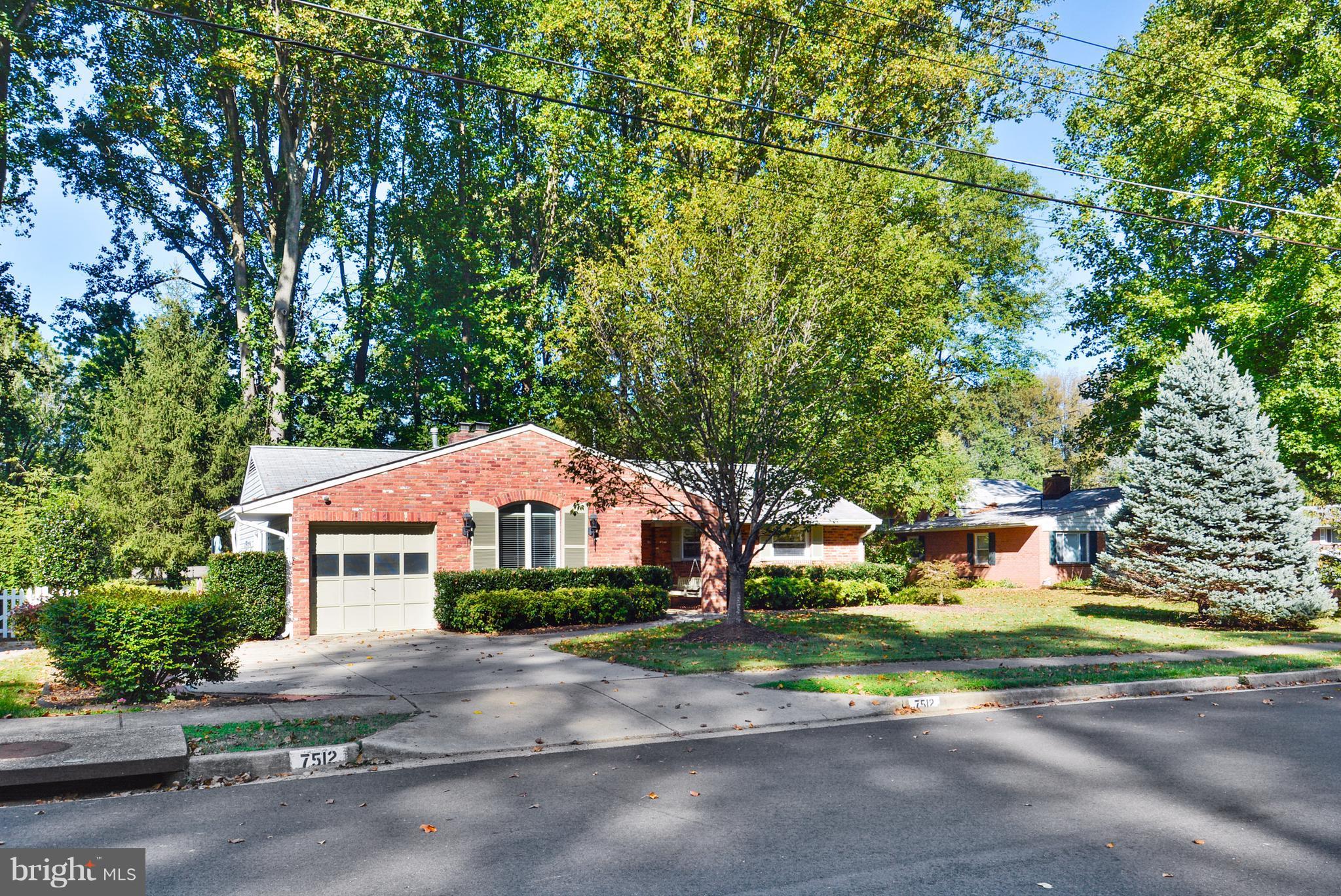 OPEN CONCEPT 1 level rambler in desirable N Springfield* 2 additions incl HUGE family room W/cathedral ceiling (BEING PAINTED NEUTRAL NOW) 2 Master suites w/ensuite baths. Fabulous gourmet kitchen w/42" maple cabinets, GE profile SS appliances & Caeserstone counters.Hardwood floors,Replacement windows,updated baths,fenced backyard w/storage shed & 2 stone patios.Move in for the HOLIDAYS