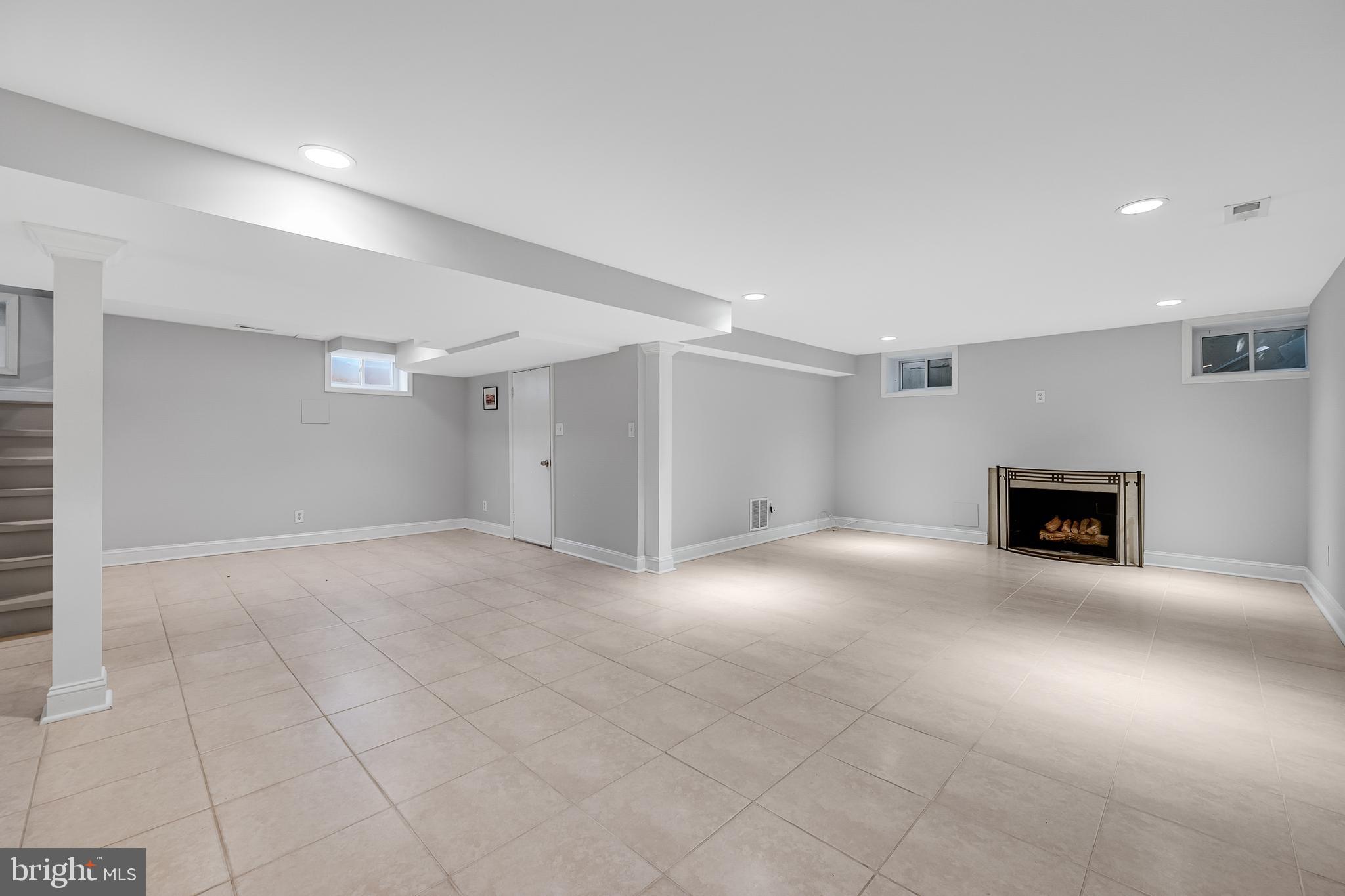LARCHMONT KNOLLS - Residential