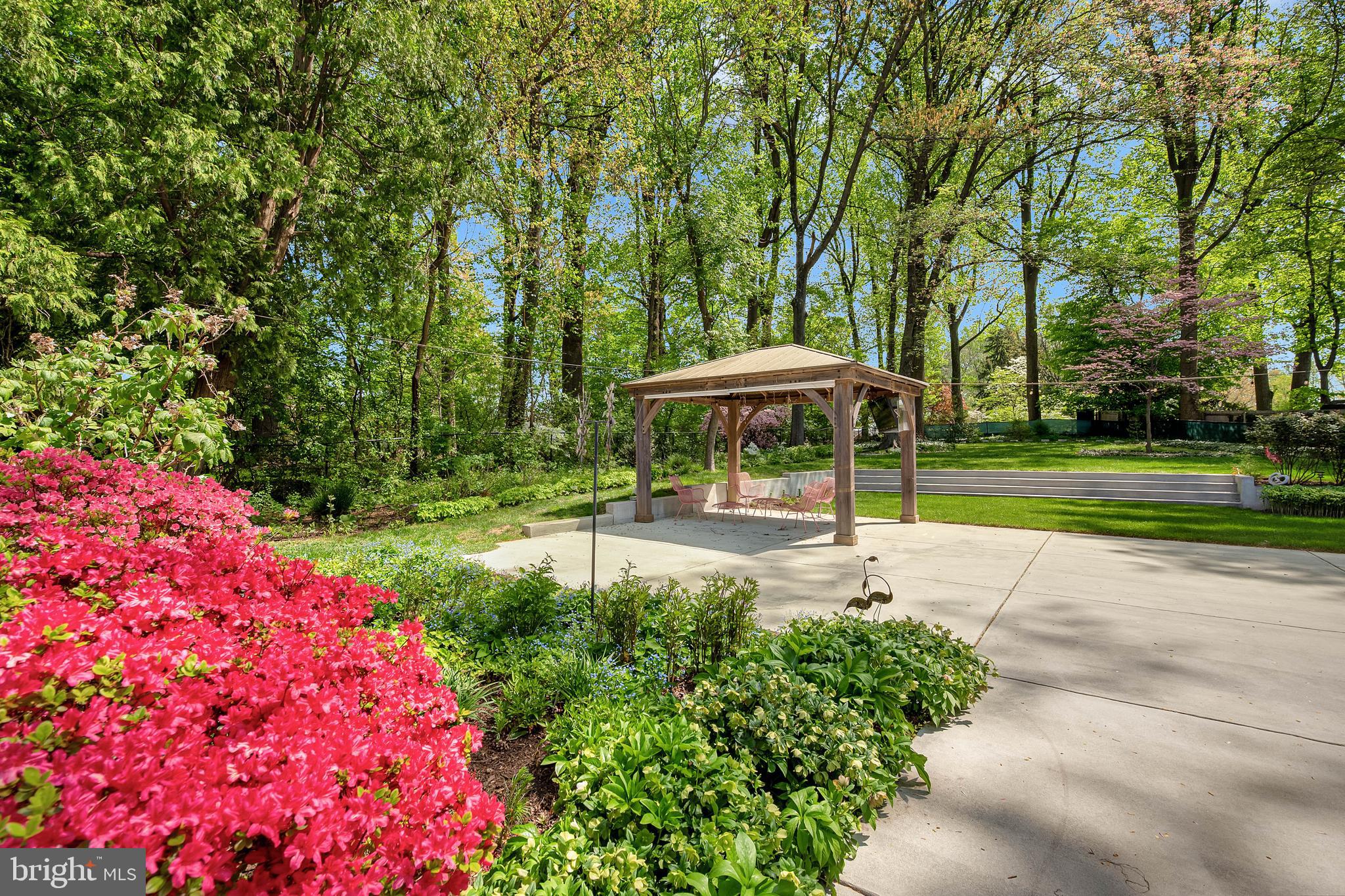 LARCHMONT KNOLLS - Residential