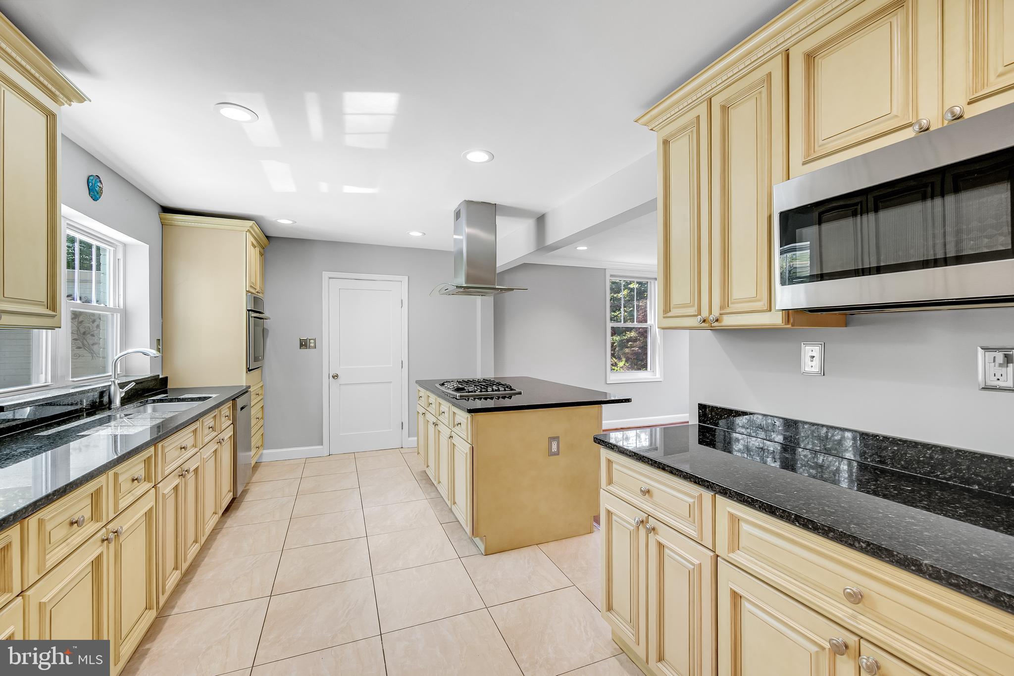 LARCHMONT KNOLLS - Residential