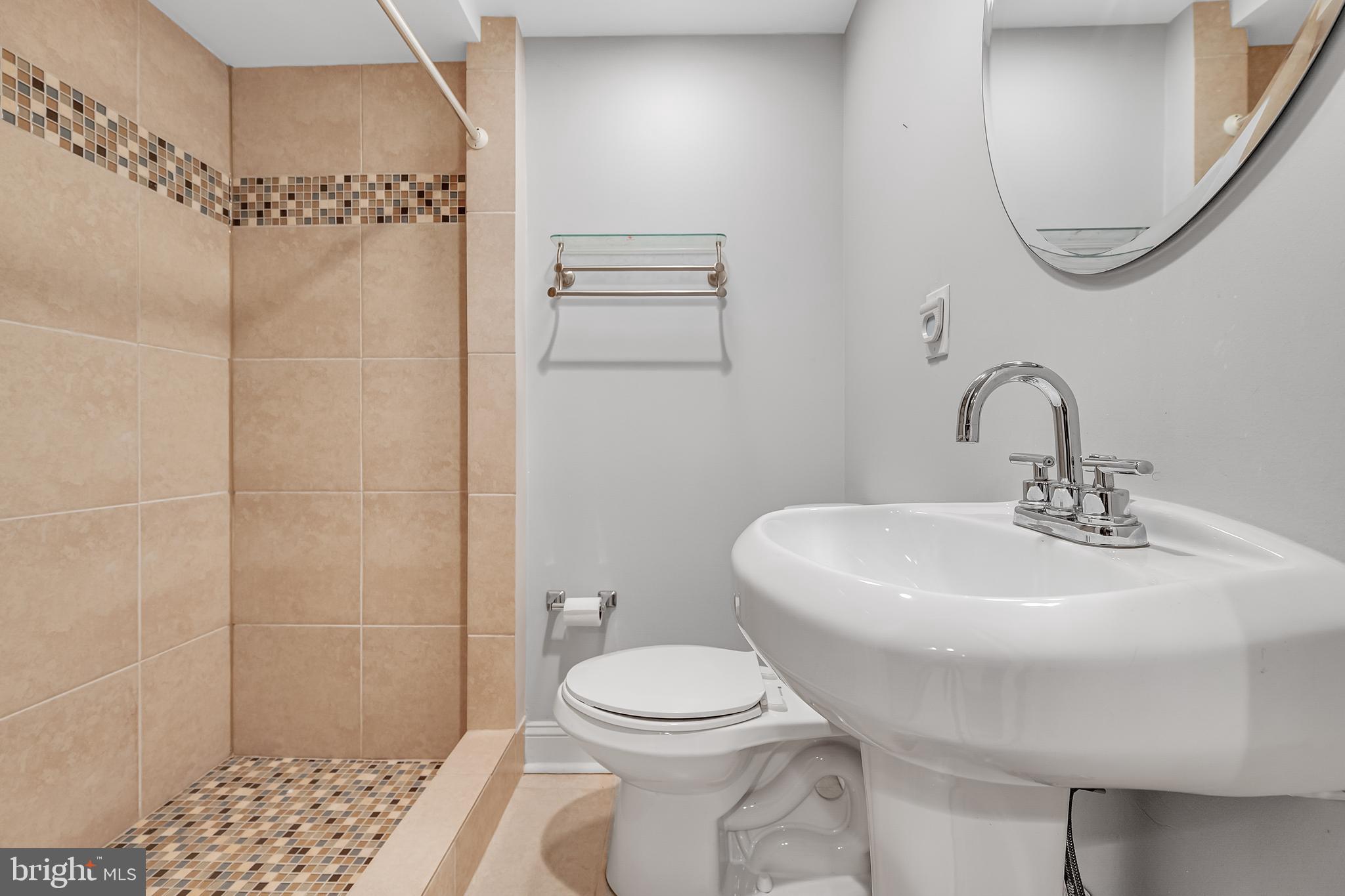 LARCHMONT KNOLLS - Residential