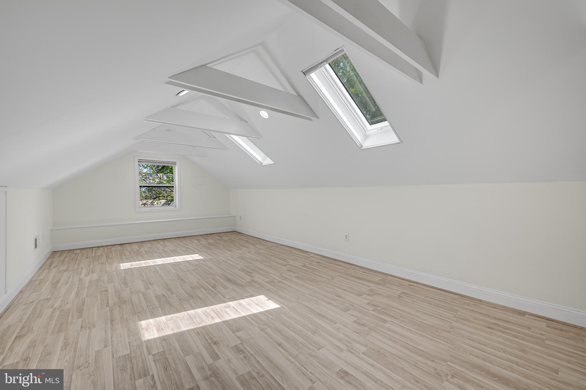 LARCHMONT KNOLLS - Residential