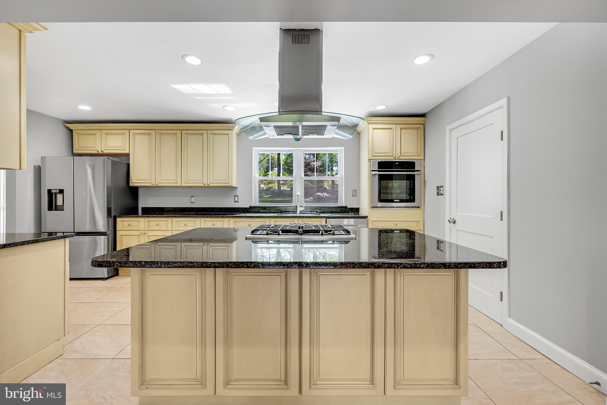 LARCHMONT KNOLLS - Residential