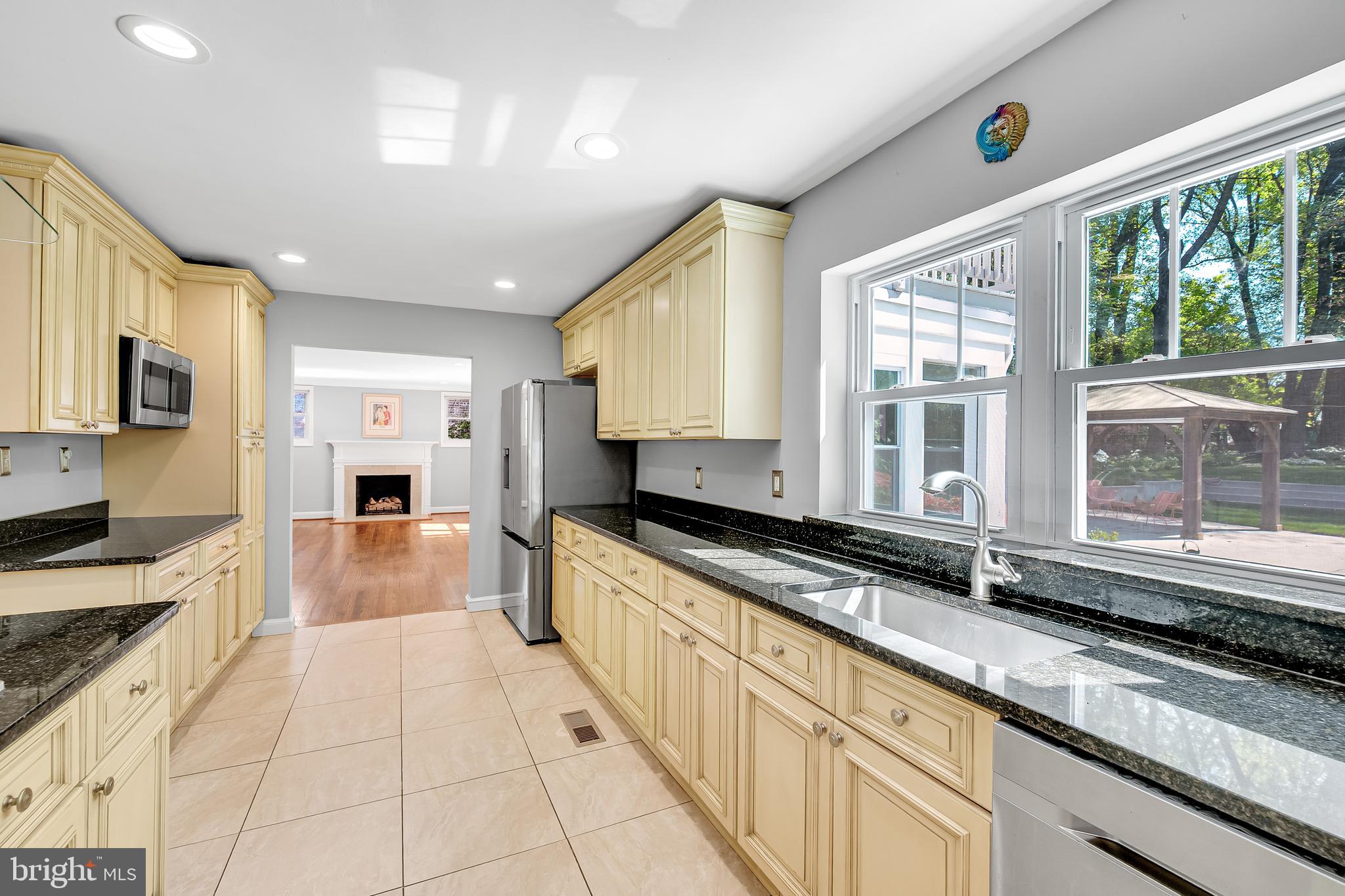 LARCHMONT KNOLLS - Residential