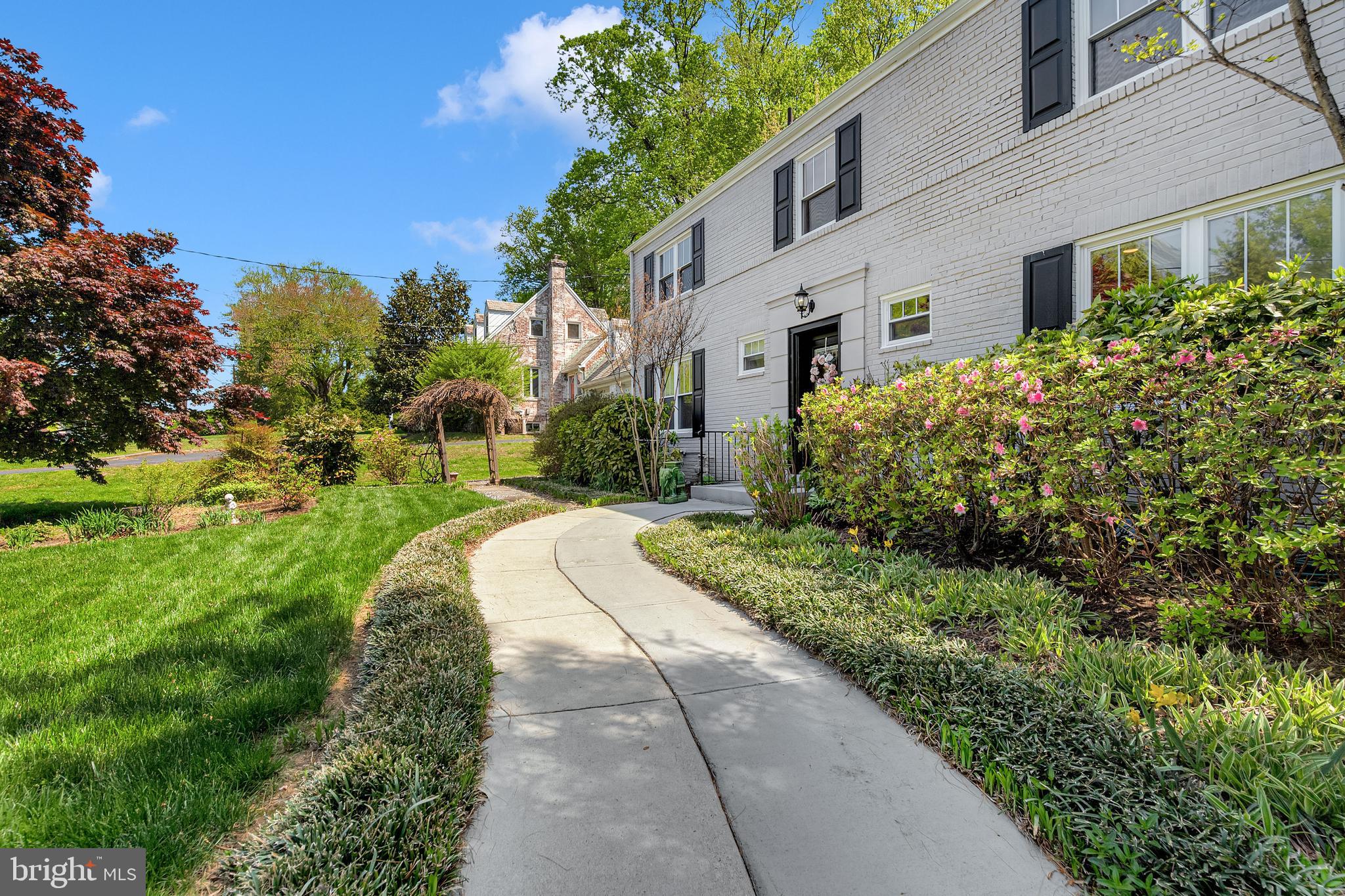 LARCHMONT KNOLLS - Residential